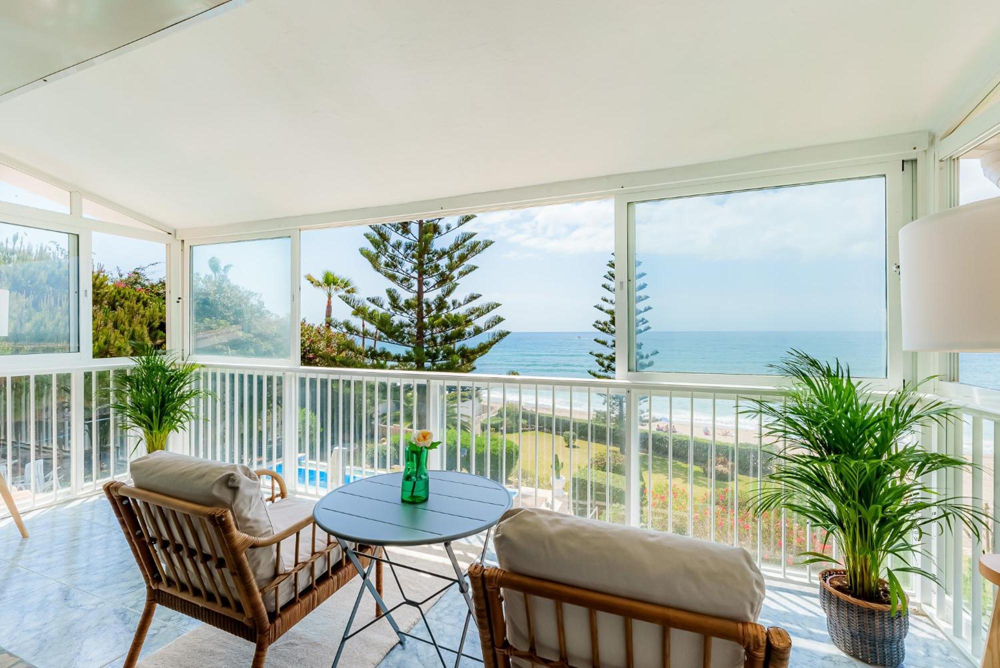 Villa Calmamar Cabopino Beachfront In Marbella
