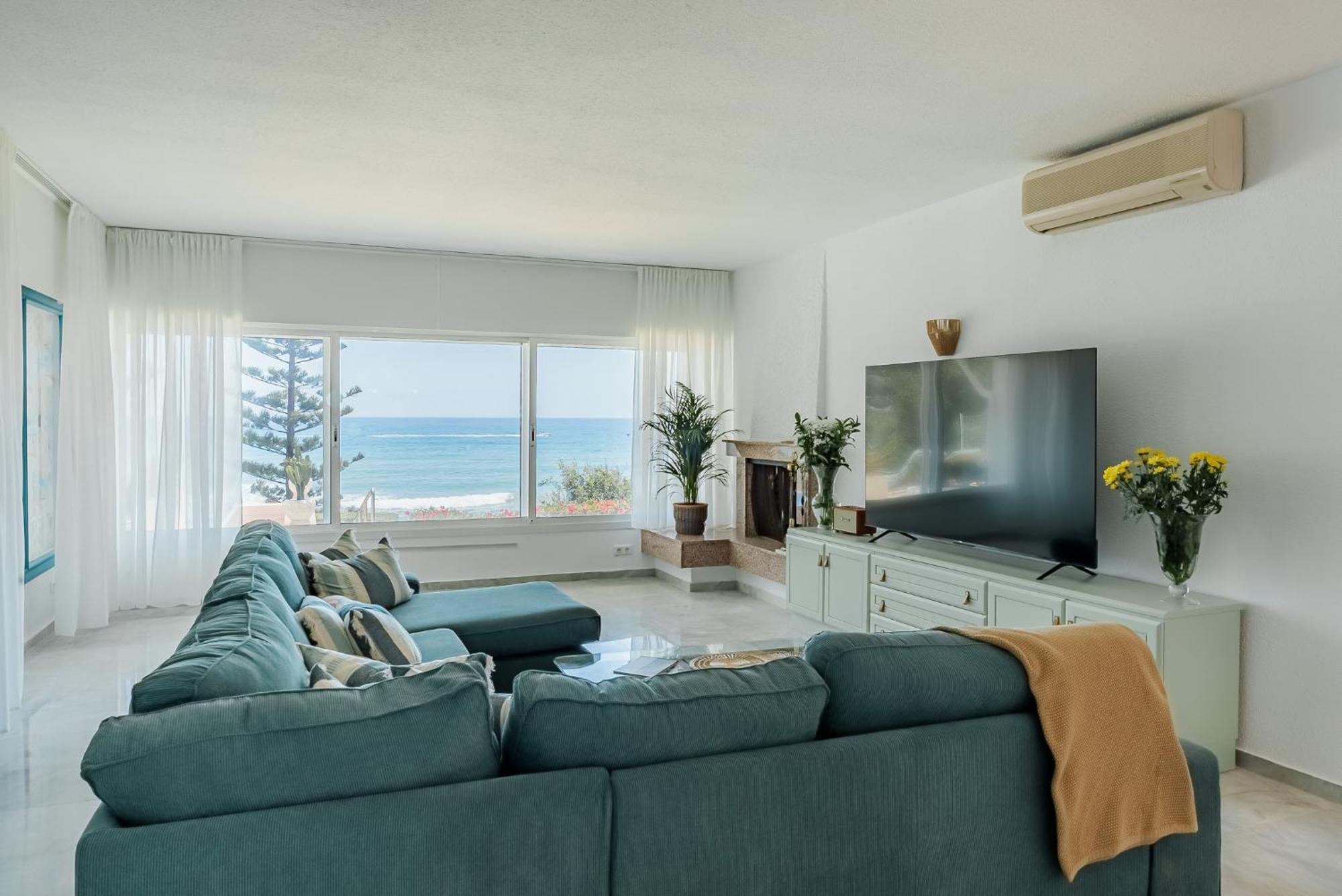 Villa Calmamar Cabopino Beachfront In Marbella