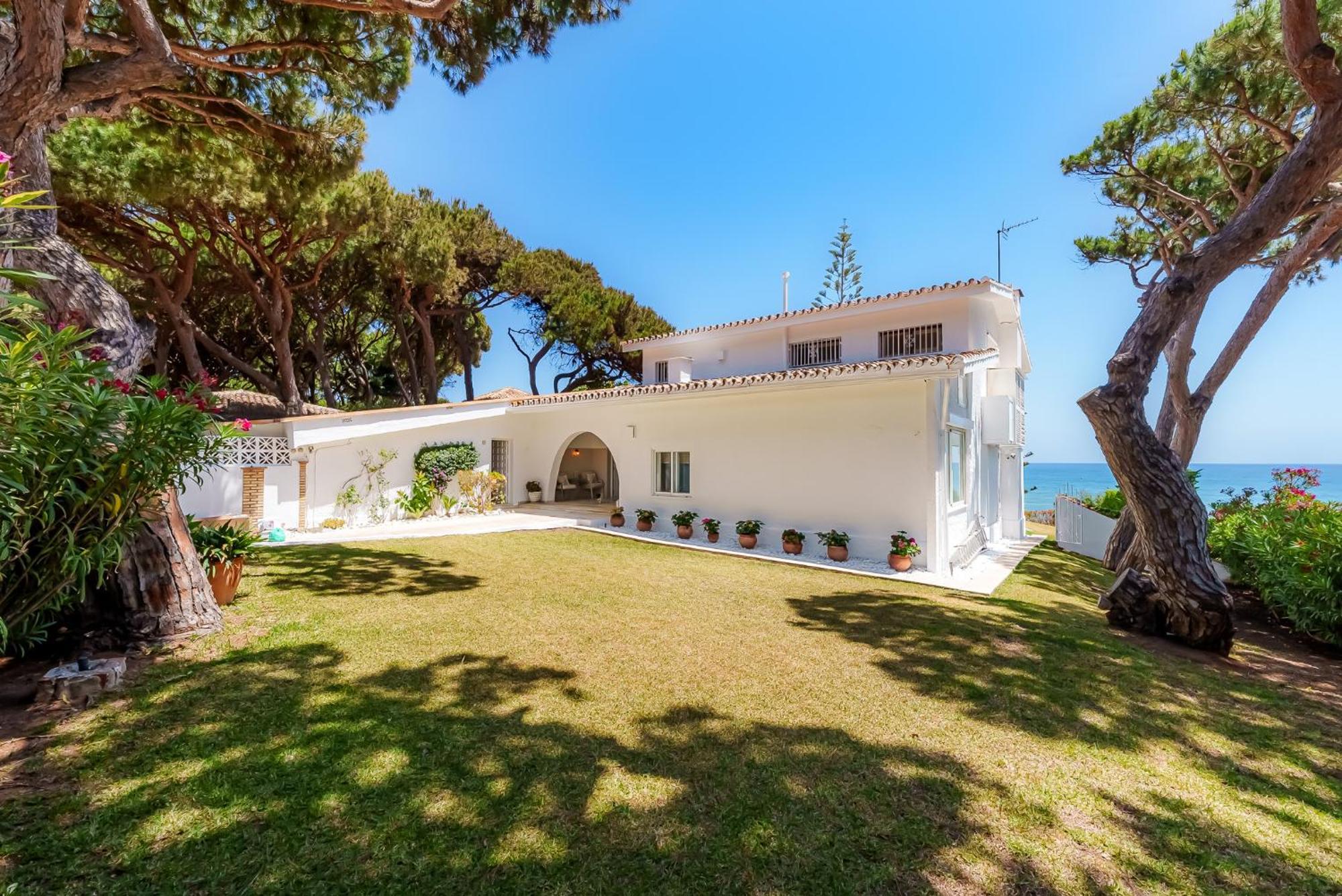 Villa Calmamar Cabopino Beachfront In Marbella