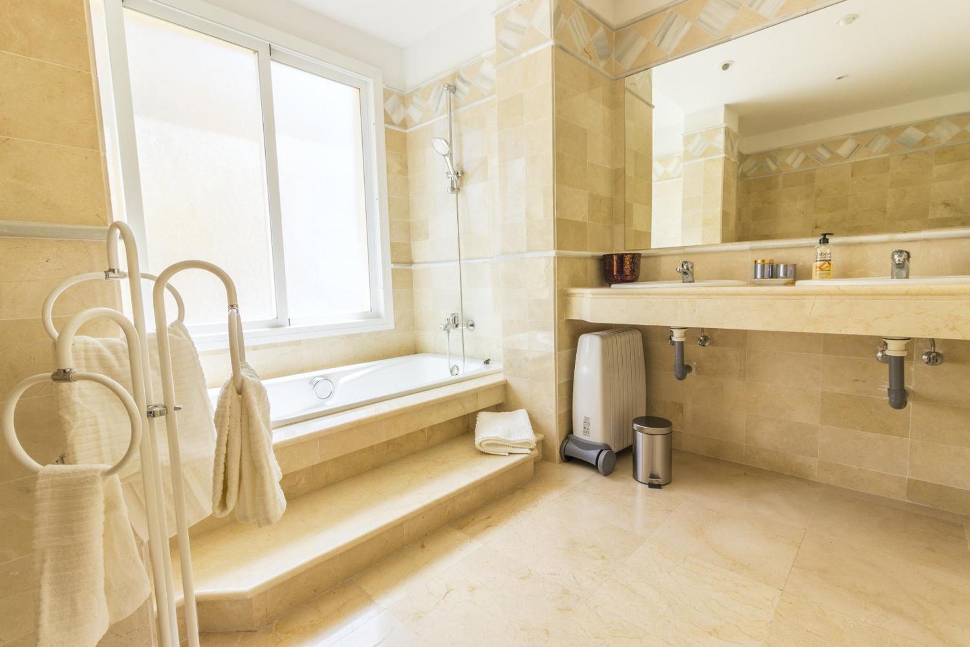Apartment Cubo's Boutique Elviria Hills Marbella