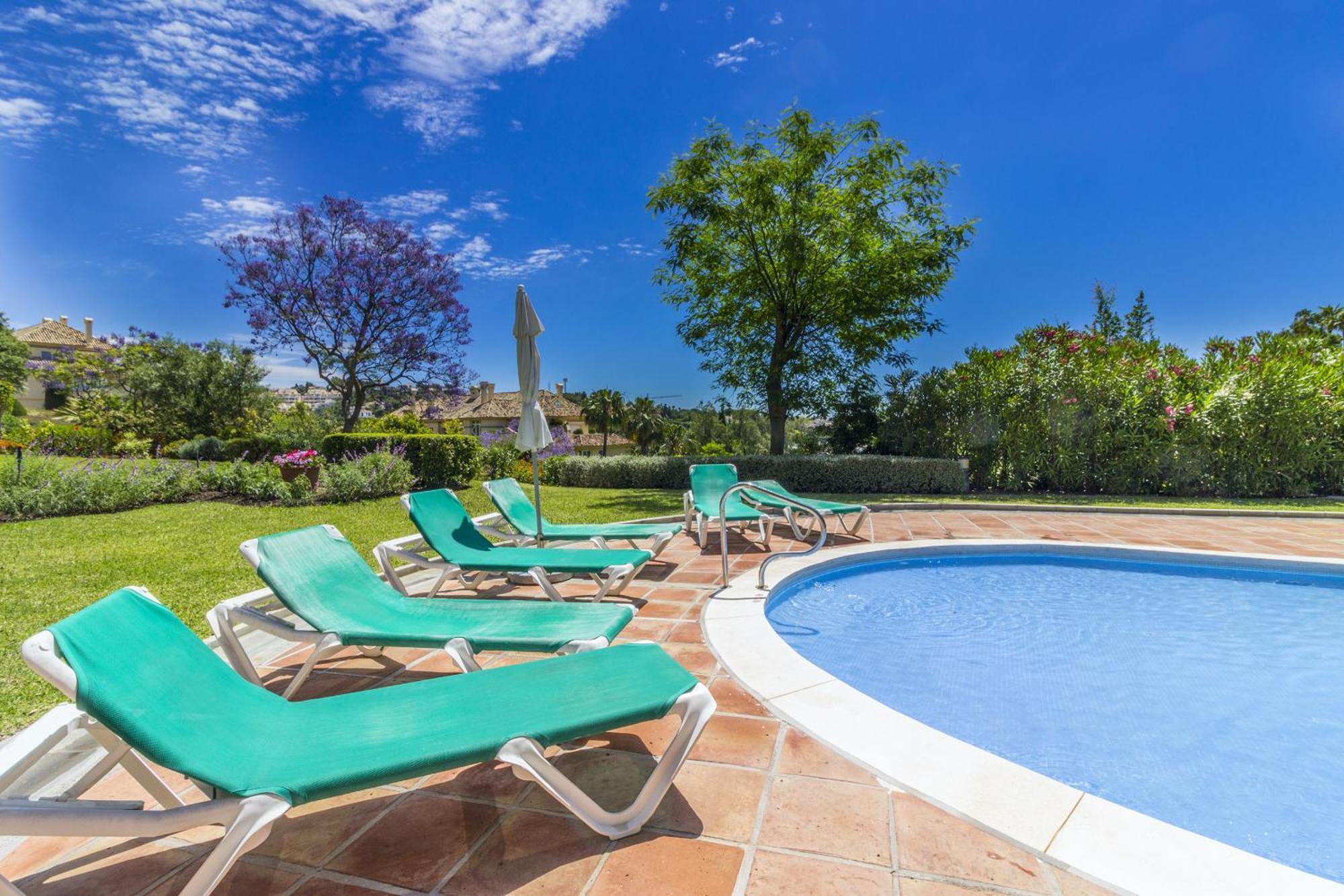 Cubo's Boutique Elviria Hills * Marbella