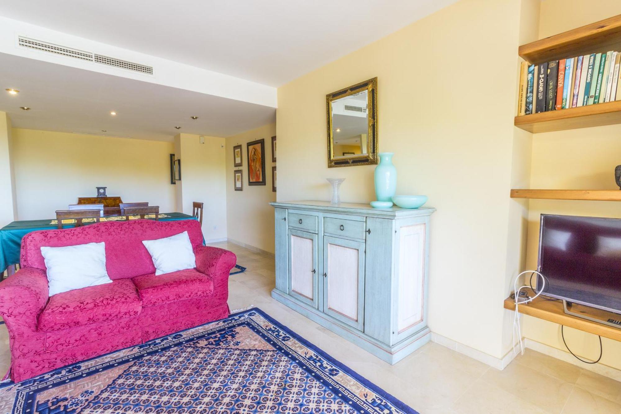Cubo's Boutique Elviria Hills Marbella