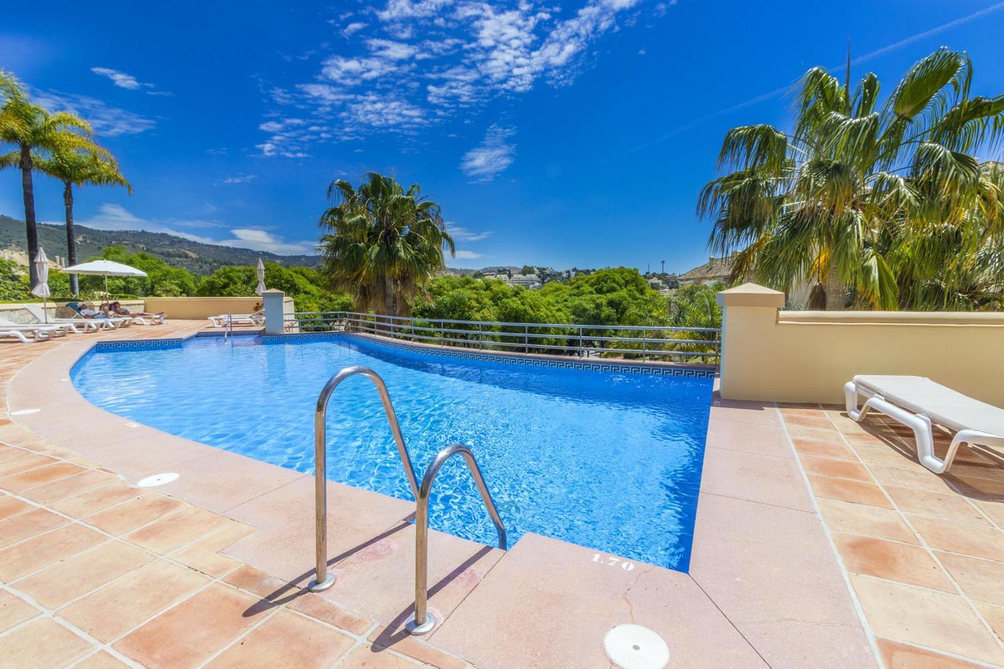 Cubo's Boutique Elviria Hills Apartment *