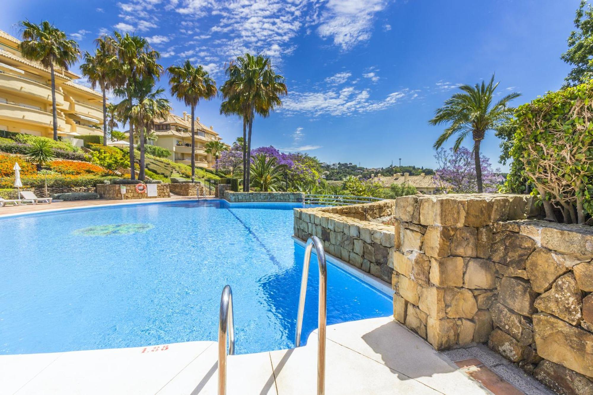 Cubo's Boutique Elviria Hills * Marbella