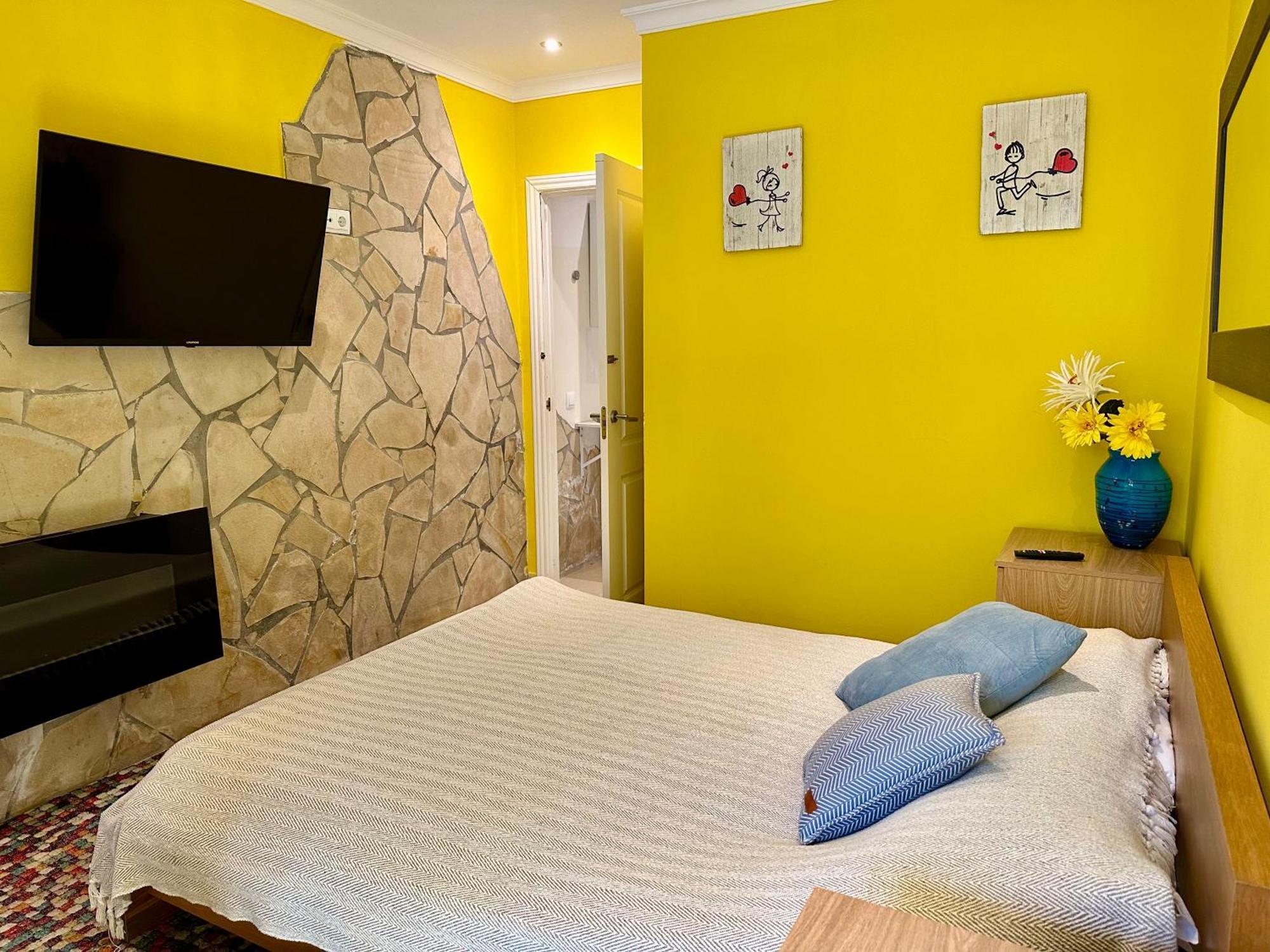 Svim, Walking Distance To The Beach! Villa Marbella