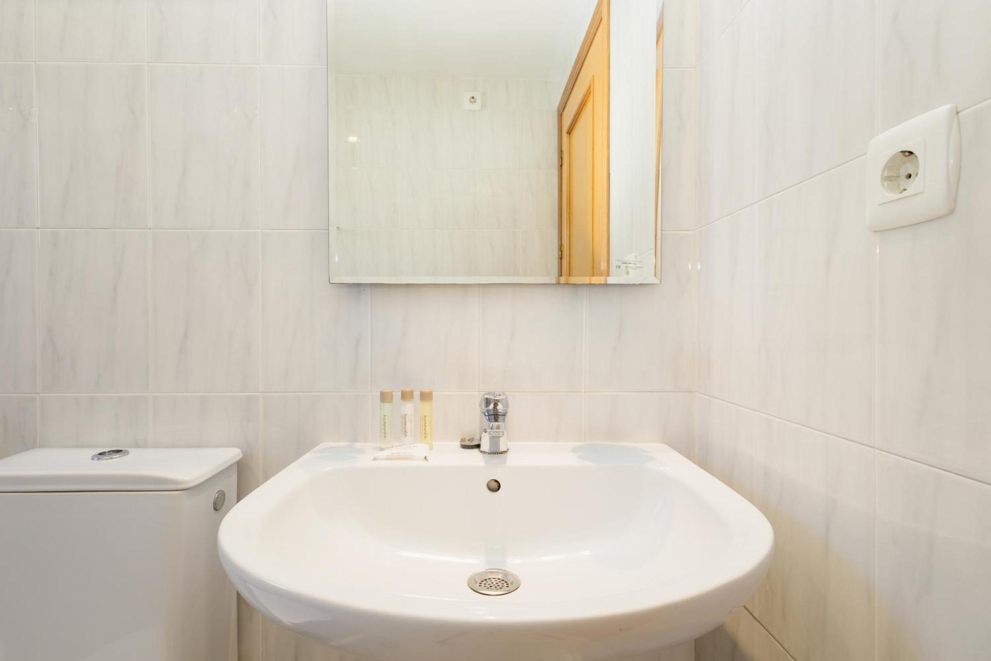 Beautiful Townhouse Walking Distance To The In Costabella, Vakantiehuis