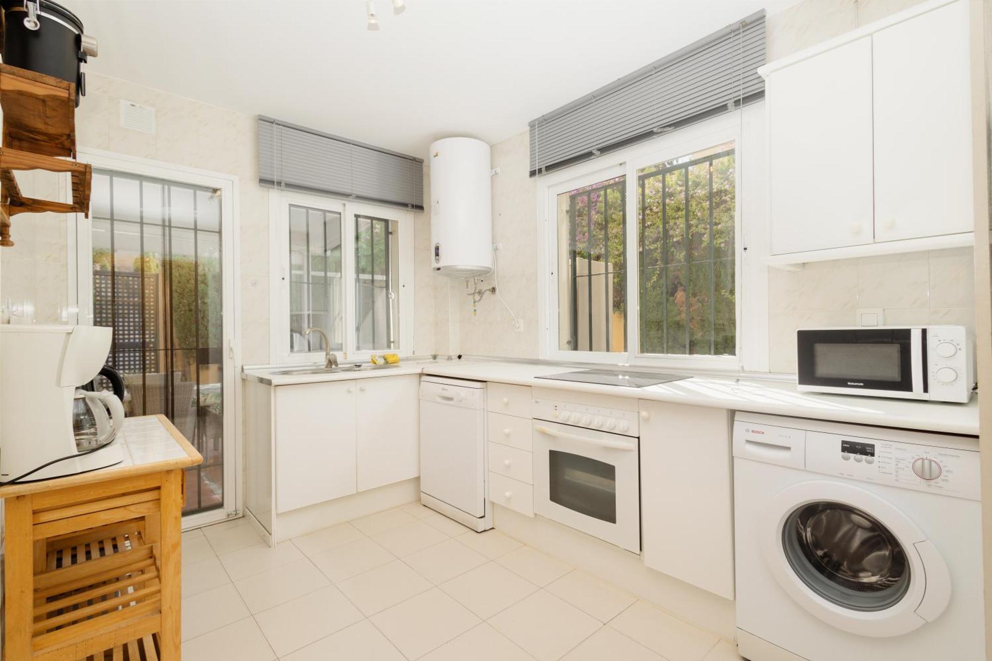 Beautiful Townhouse Walking Distance To The In Costabella, Vakantiehuis Marbella