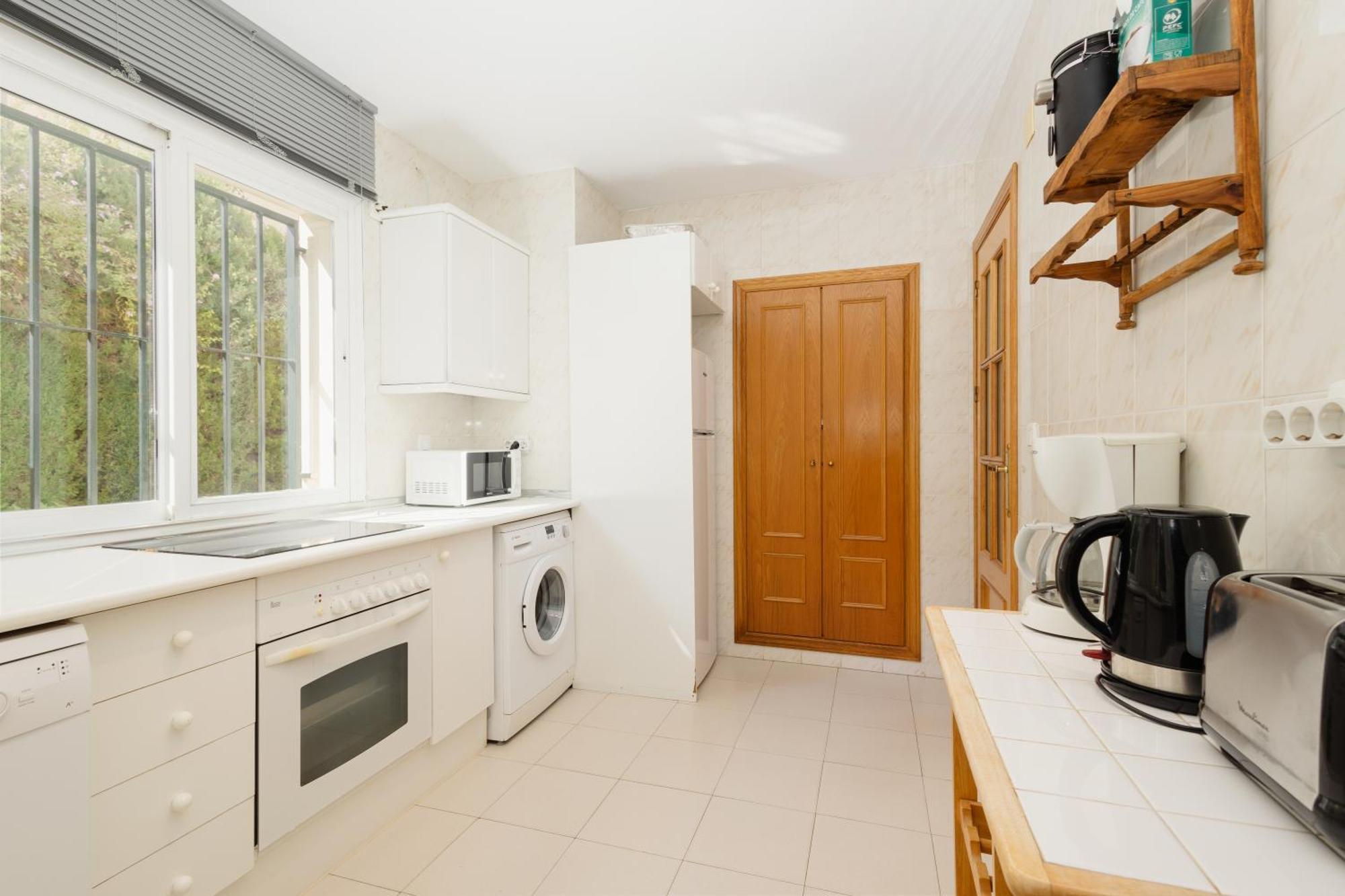 Vakantiehuis Beautiful Townhouse Walking Distance To The In Costabella, Marbella