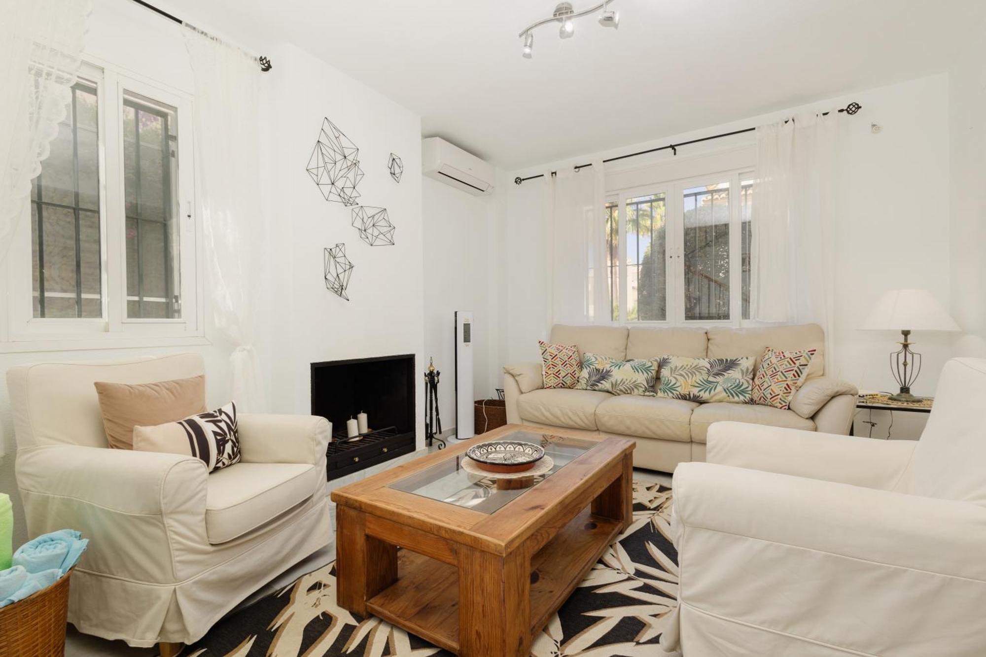 Beautiful Townhouse Walking Distance To The In Costabella, Vakantiehuis