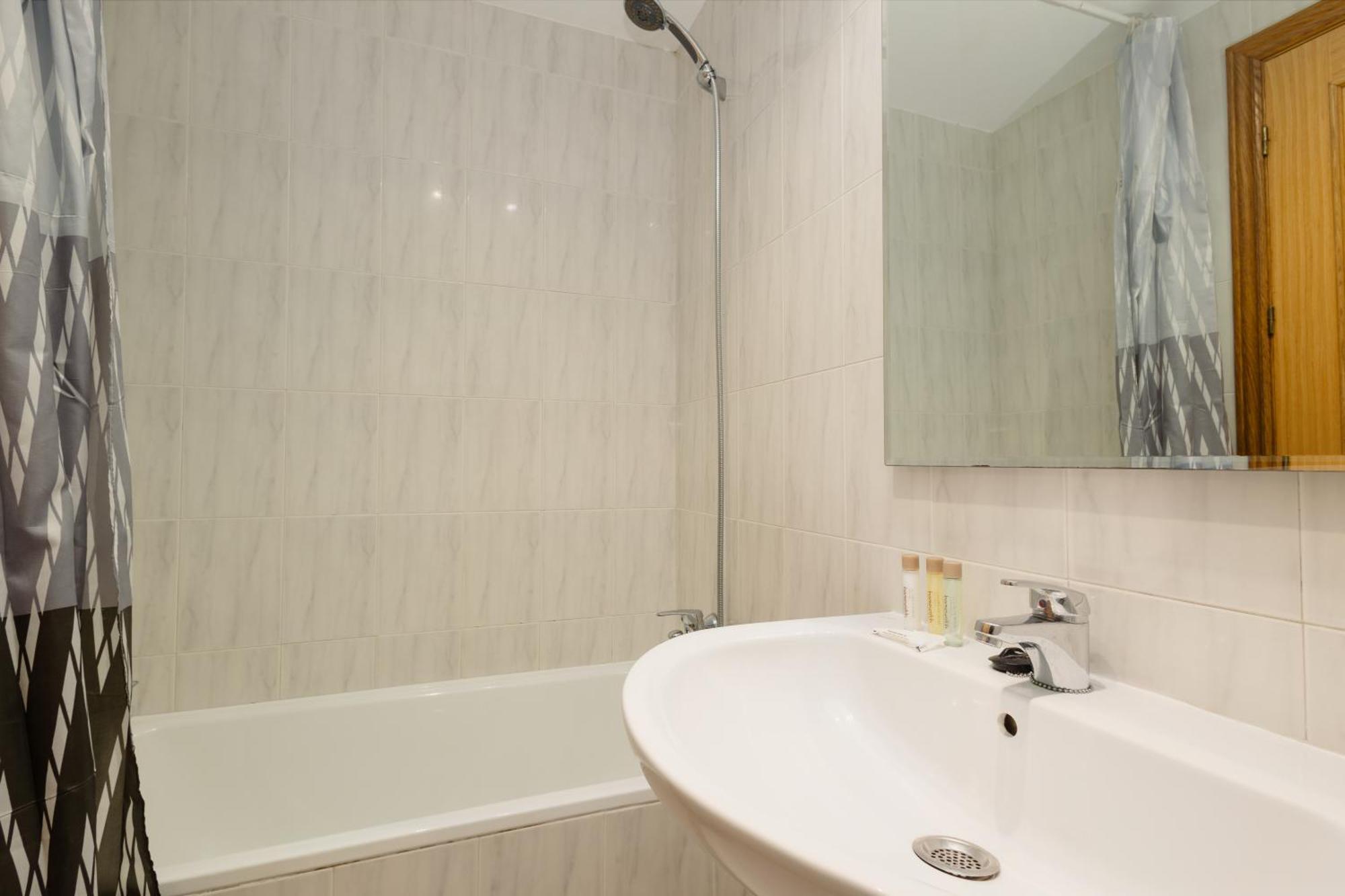 Beautiful Townhouse Walking Distance To The In Costabella, *