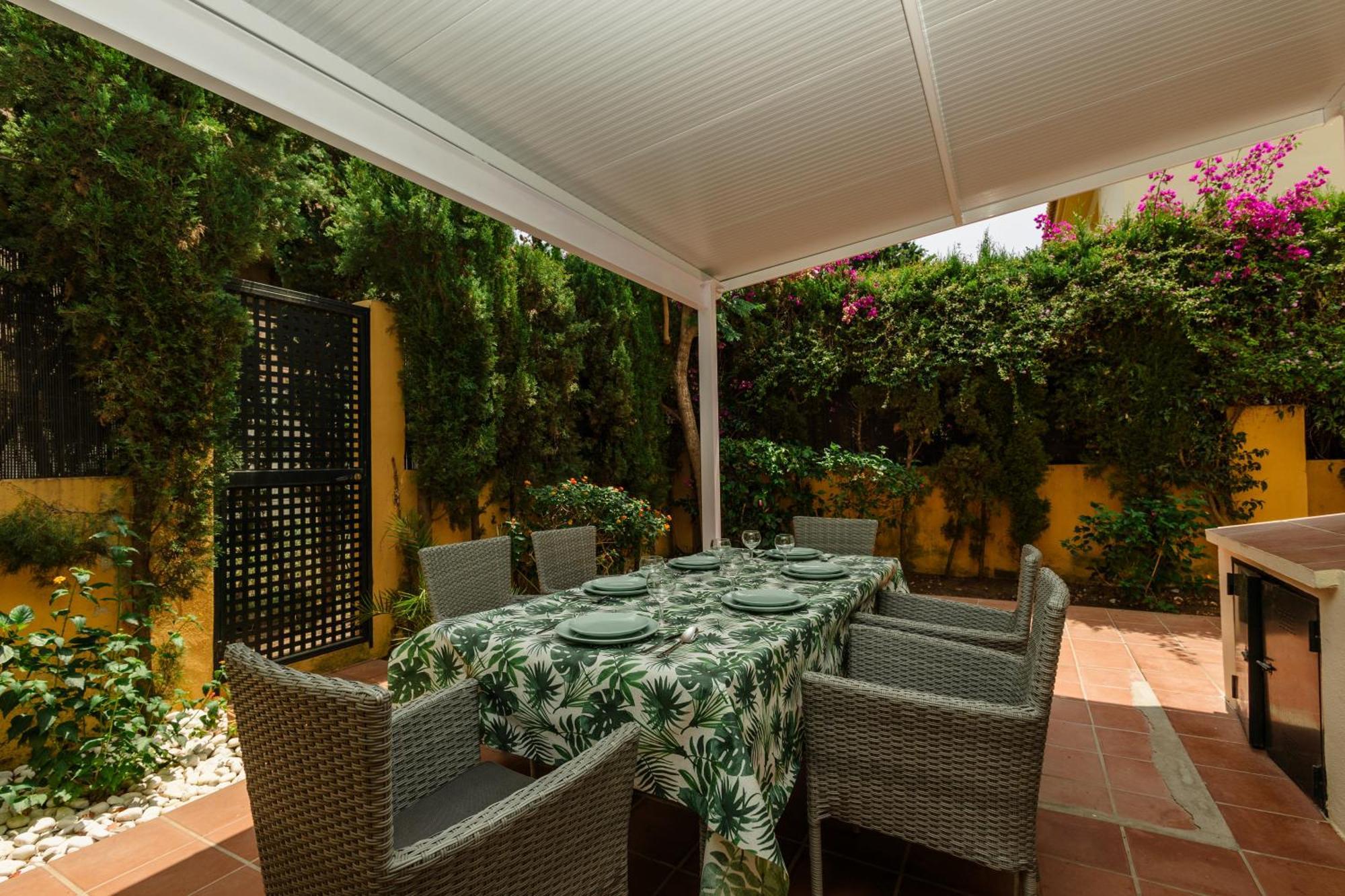 Vakantiehuis Beautiful Townhouse Walking Distance To The In Costabella, Marbella