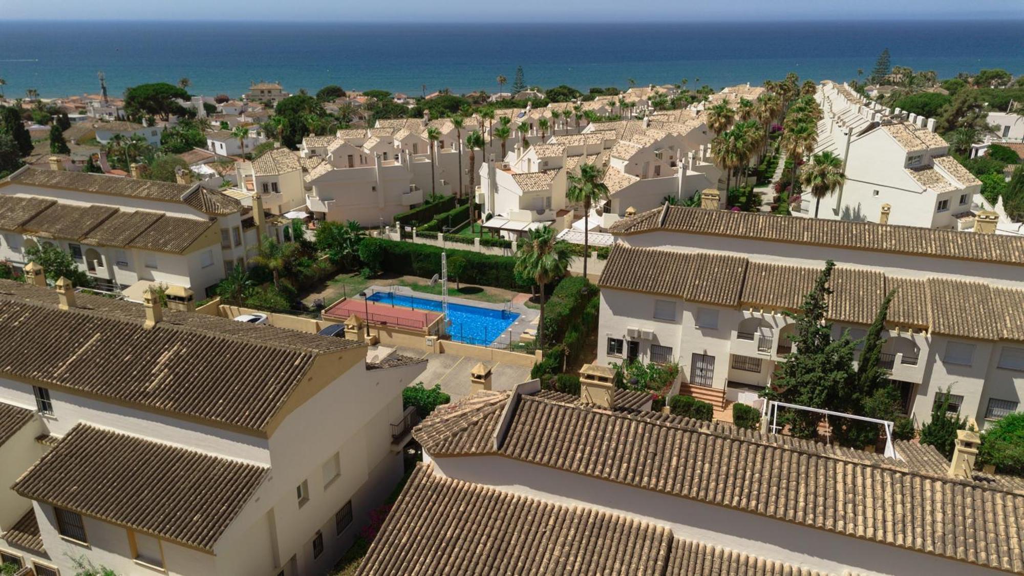 Beautiful Townhouse Walking Distance To The In Costabella, Vakantiehuis Marbella