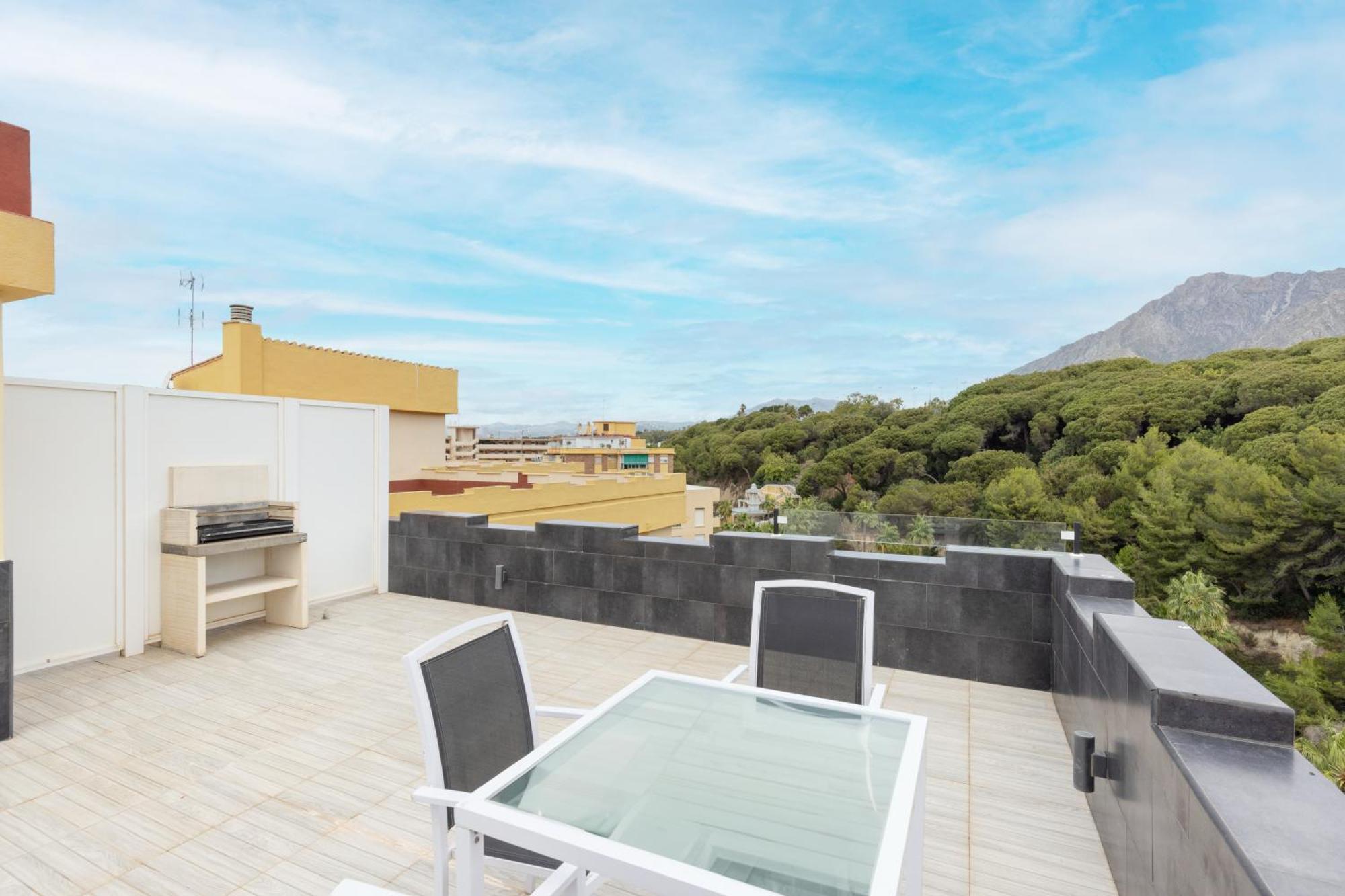 Con Vistas Y Terraza En Marbella