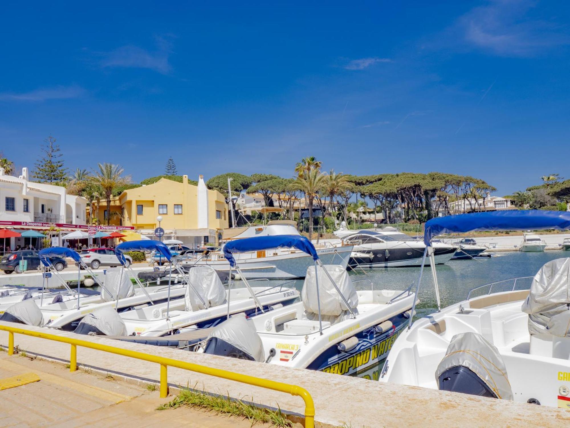 Cubo's Atico Cabopino Port & Parking