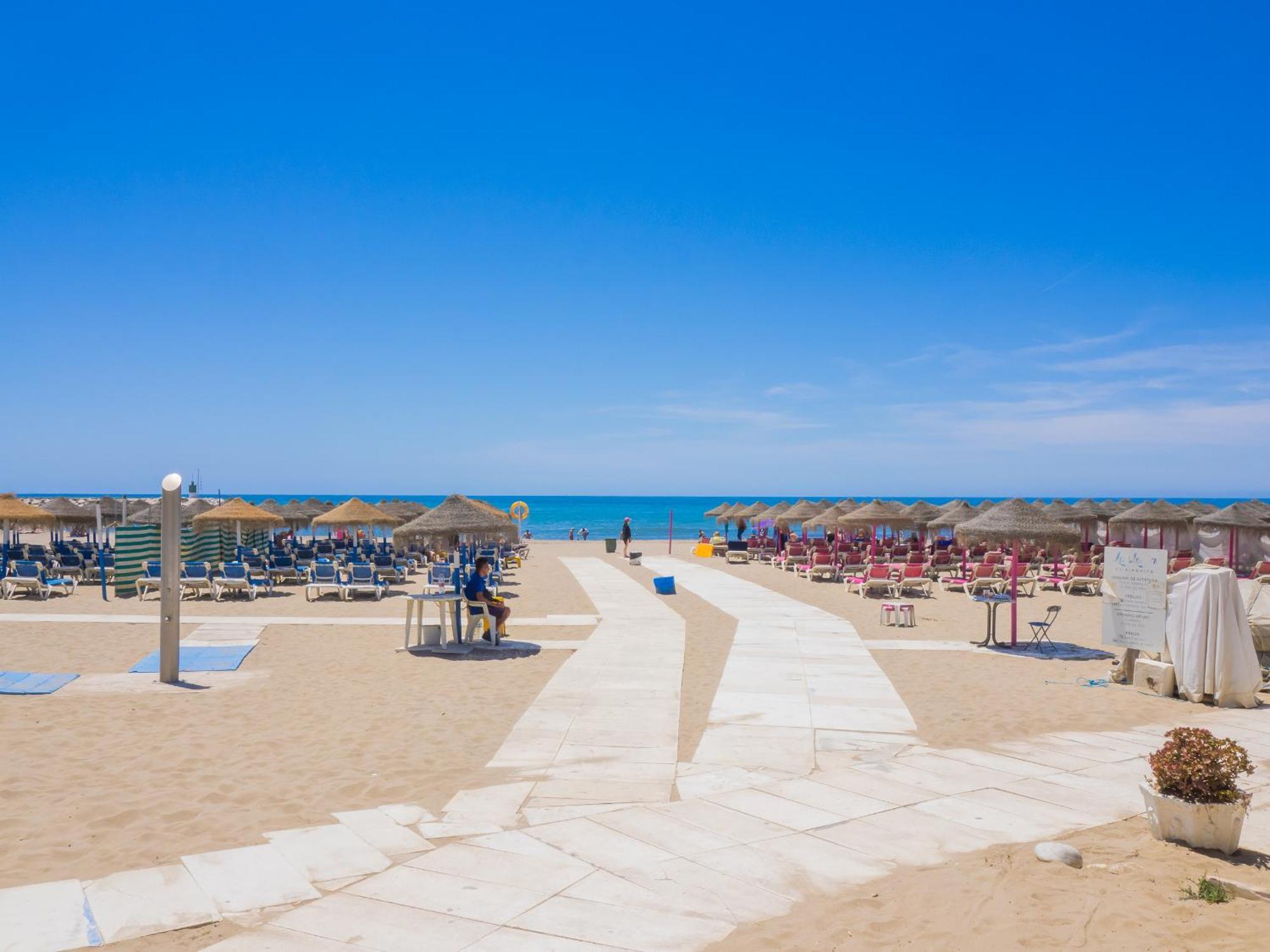 Cubo's Atico Cabopino Port & Parking Apartment