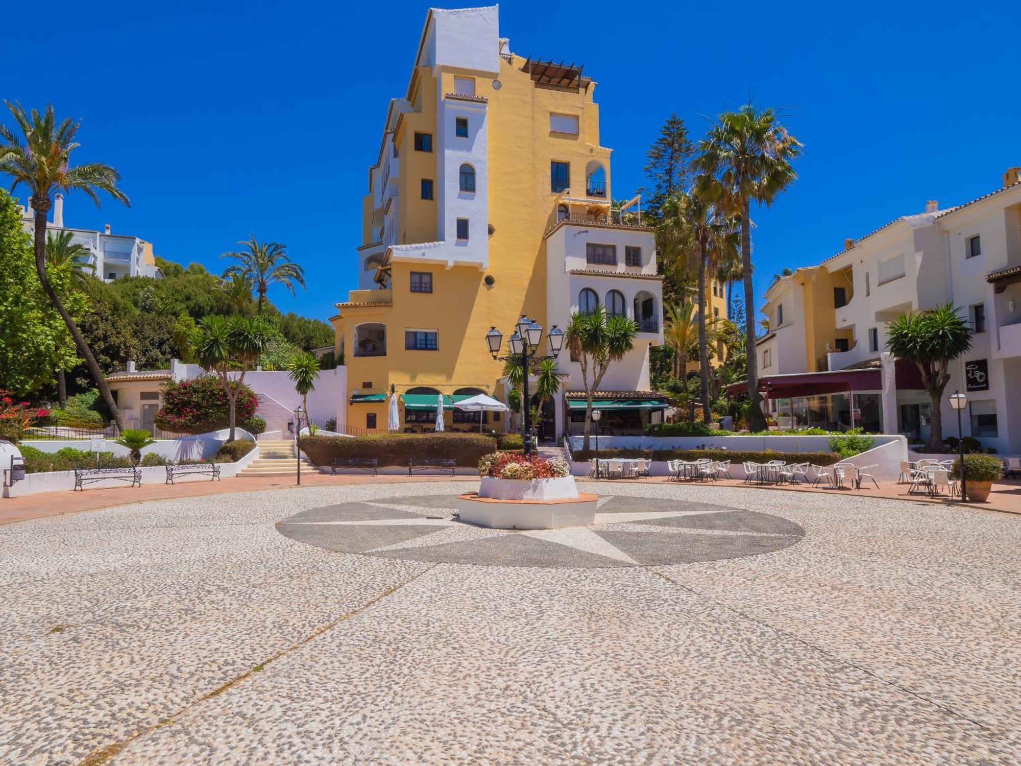 Cubo's Atico Cabopino Port & Parking Marbella