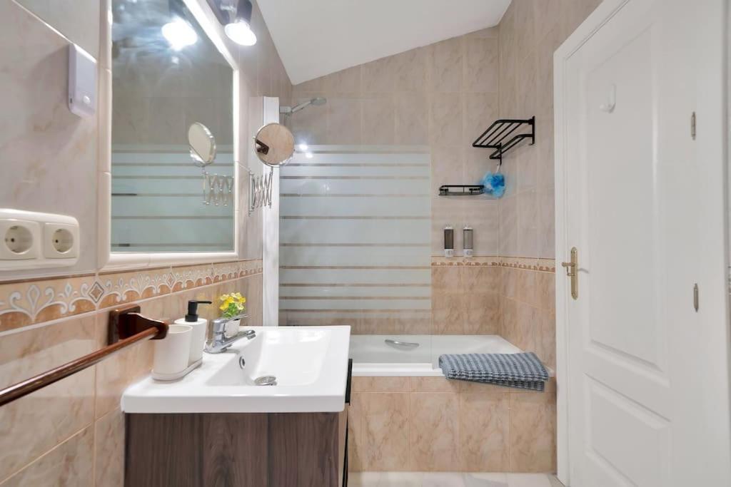 Adosado Con Solarium, Bbq Y Piscina En Las Chapas - Jade 213