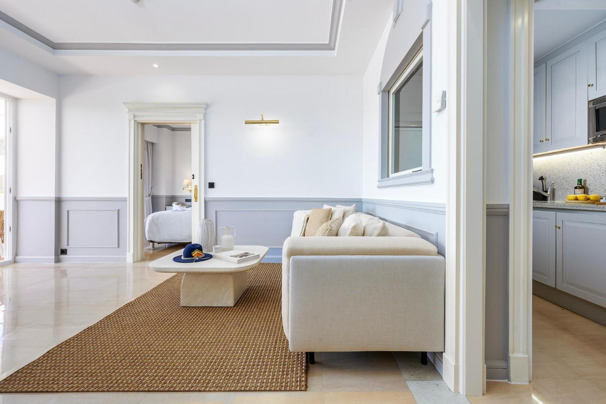Stunning Renovated 2-bedroom In Golden Mile *