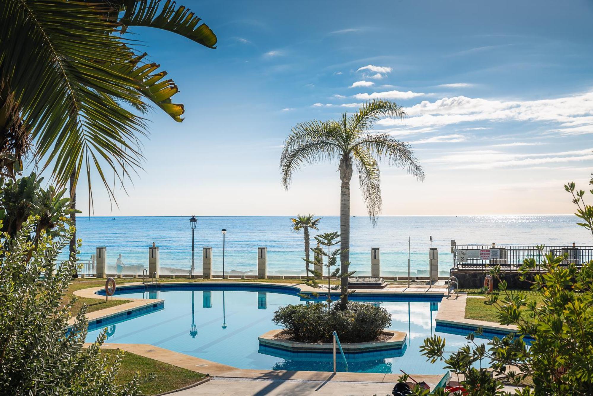 Inmejorables Vistas Al Mar , En Apartamento *