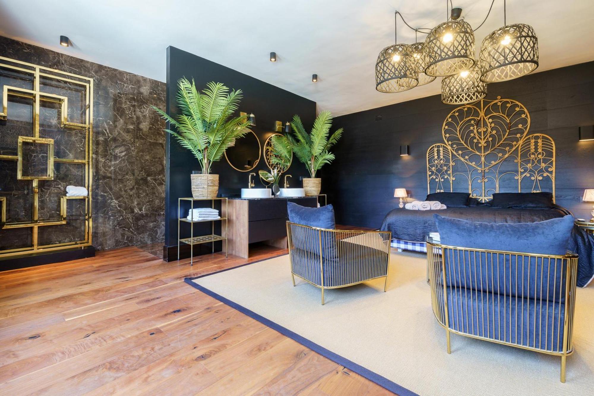 Golden Luxury Pool Retreat & Villa Marbella