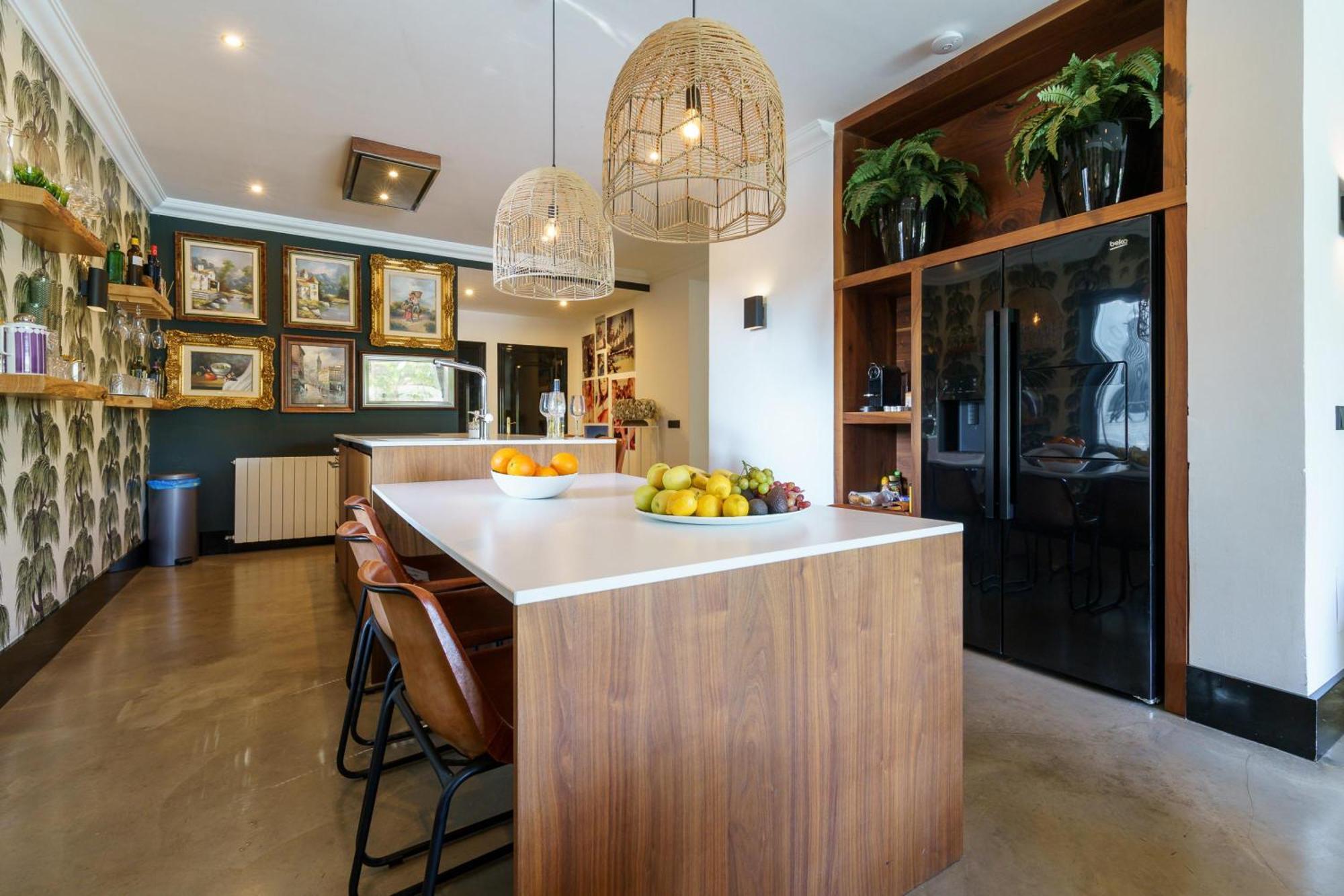 Golden Luxury Pool Retreat &