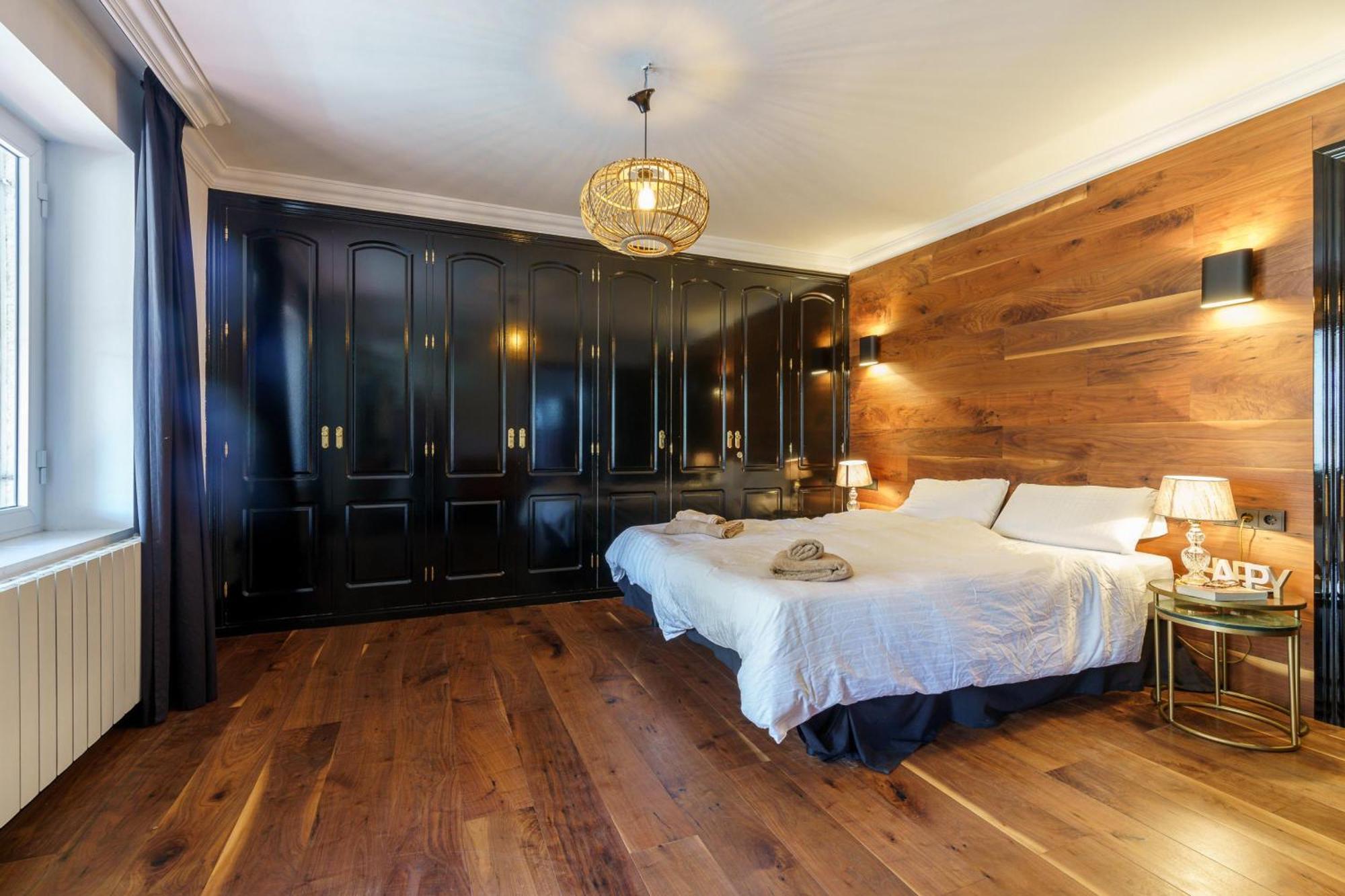 Golden Luxury Pool Retreat & *