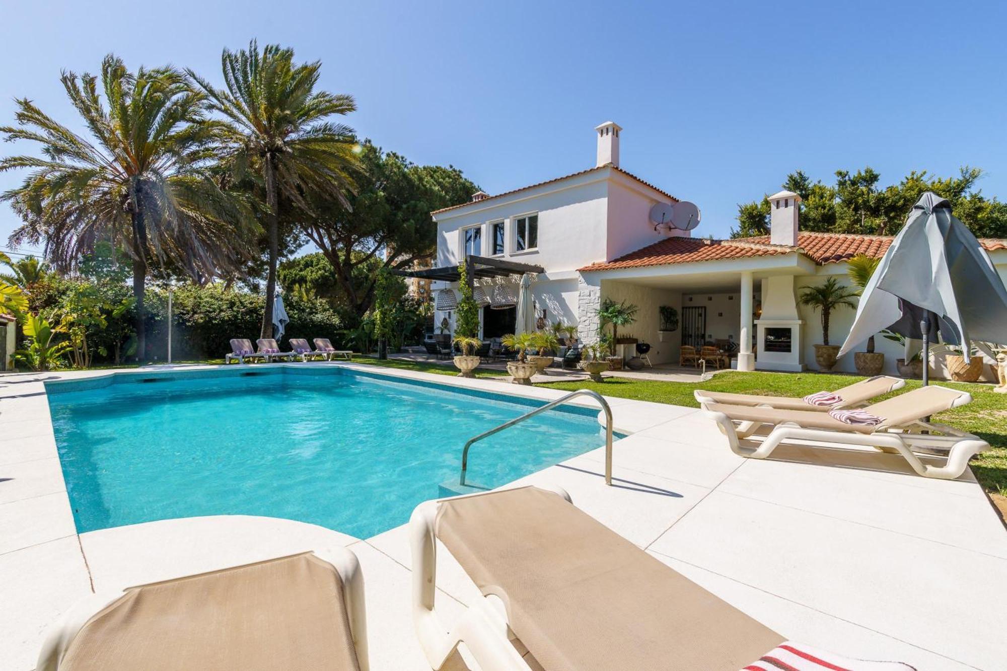 Golden Luxury Pool Retreat &