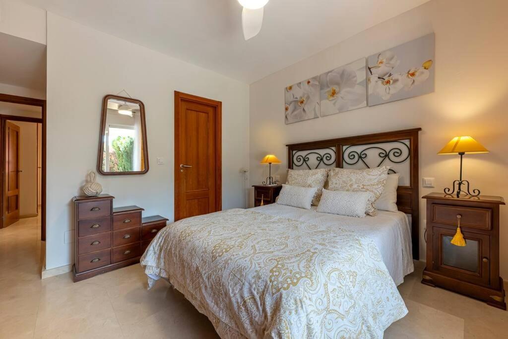 Beautiful 2br With Terrace, Garden & Pool *