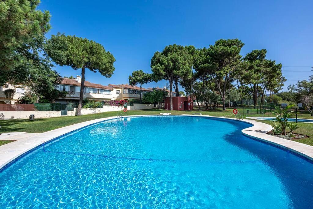 Apartment Beautiful 2br With Terrace, Garden & Pool