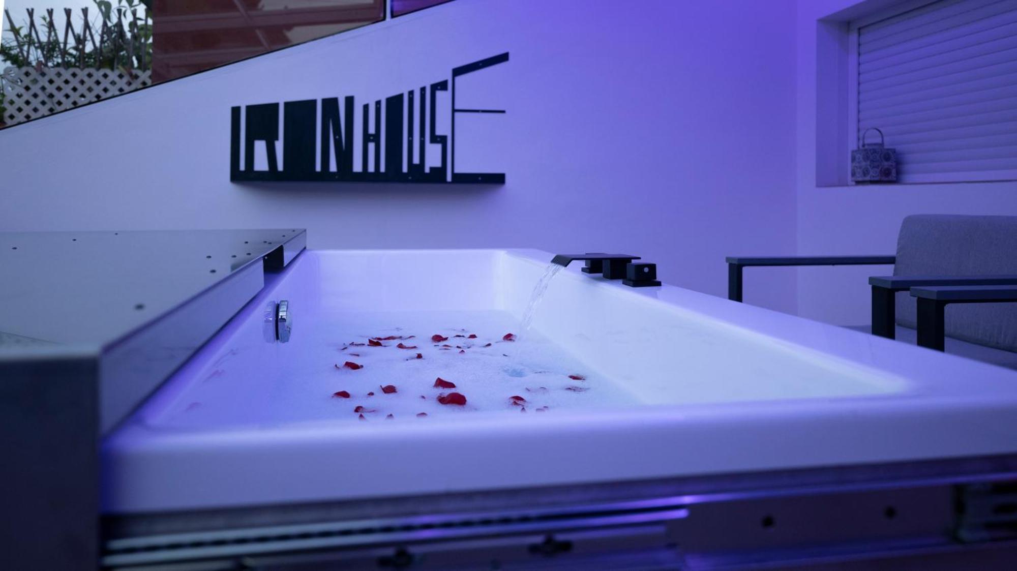 Appartement Iron House - Penthouse With Bathtub In Golden Mile & Roman Bridge *