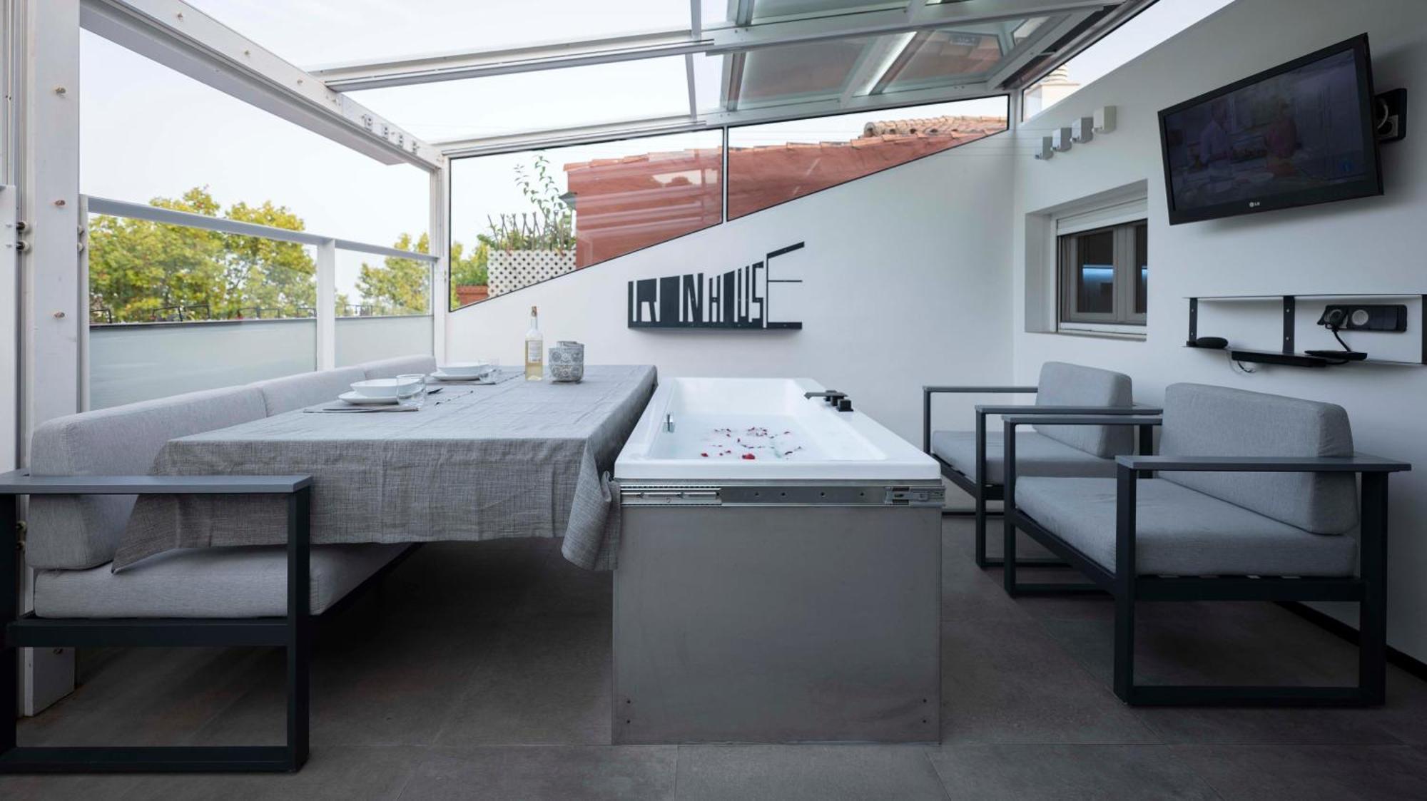 Iron House - Penthouse With Bathtub In Golden Mile & Roman Bridge *