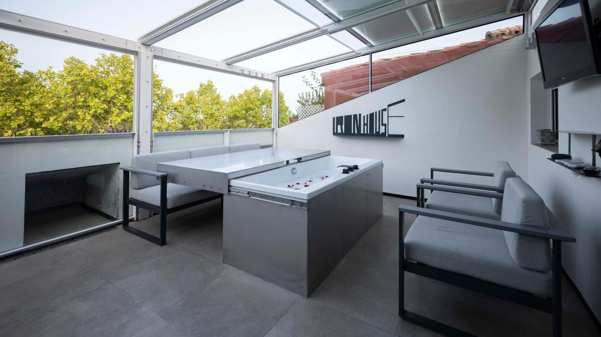 Iron House - Penthouse With Bathtub In Golden Mile & Roman Bridge *
