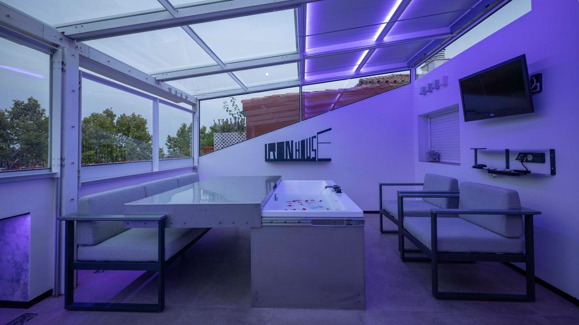 Iron House - Luxury Penthouse With Bathtub Apartment *