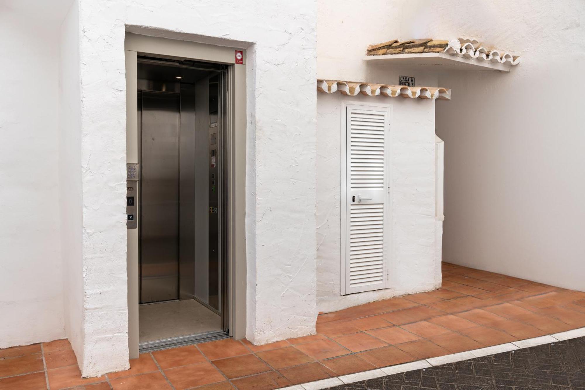 241 Puerto Banus Front Line Apartment *