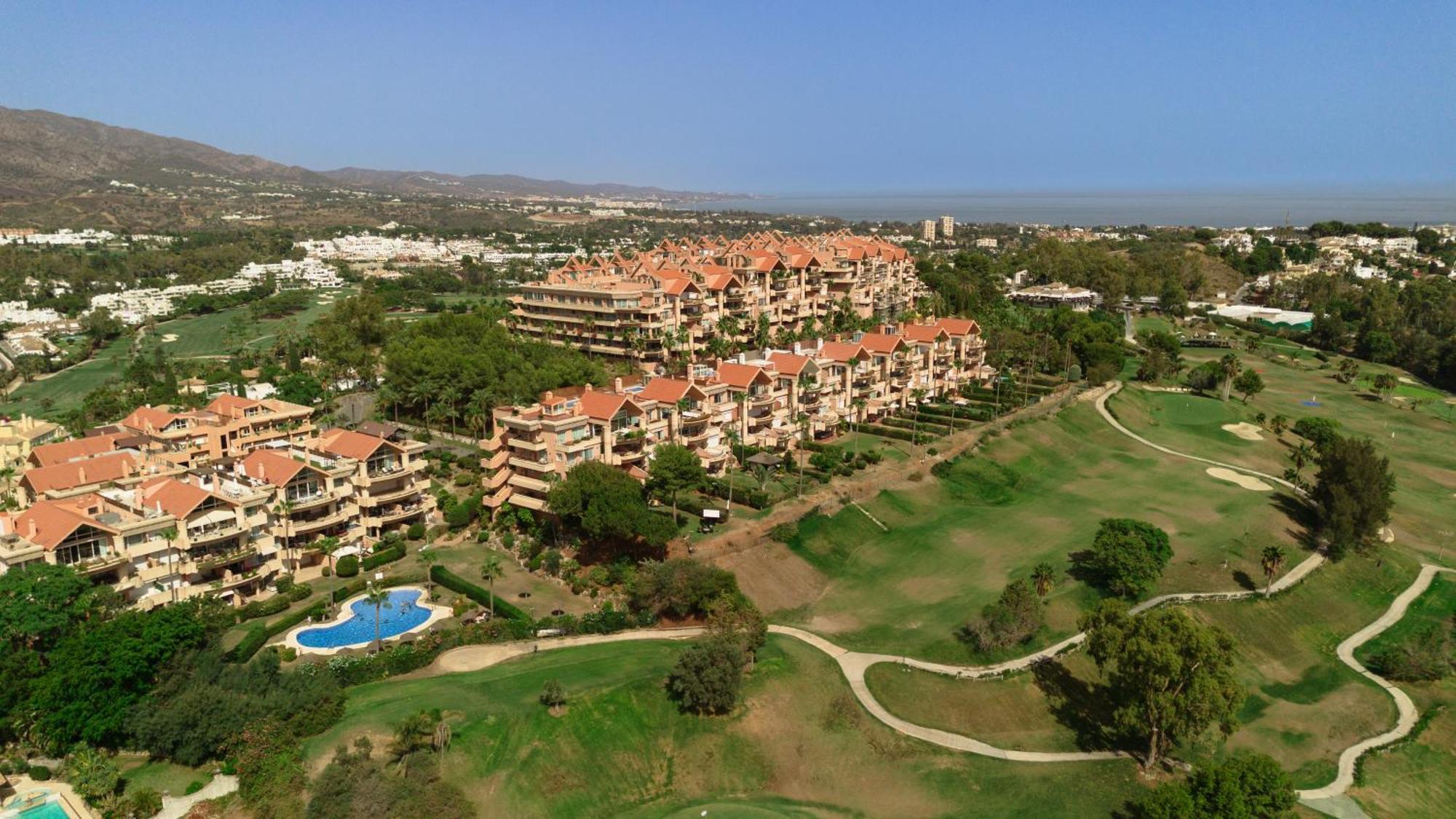 4 Bedroom With Jacuzzi And Terrace With Panoramic Sea Views, In Nueva Andalucia, Appartement