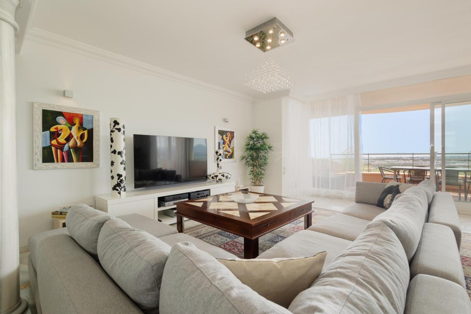 4 Bedroom With Jacuzzi And Terrace With Panoramic Sea Views, In Nueva Andalucia, Appartement Marbella