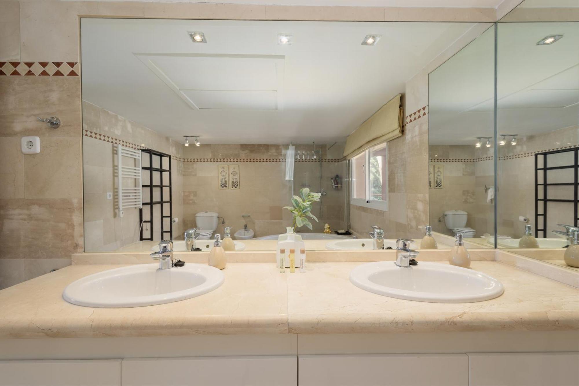 4 Bedroom With Jacuzzi And Terrace With Panoramic Sea Views, In Nueva Andalucia, Appartement