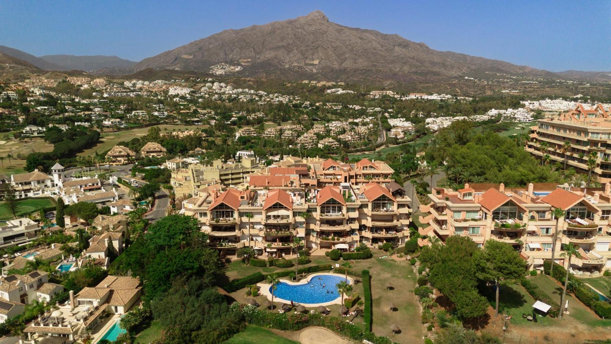 4 Bedroom With Jacuzzi And Terrace With Panoramic Sea Views, In Nueva Andalucia, Appartement Marbella