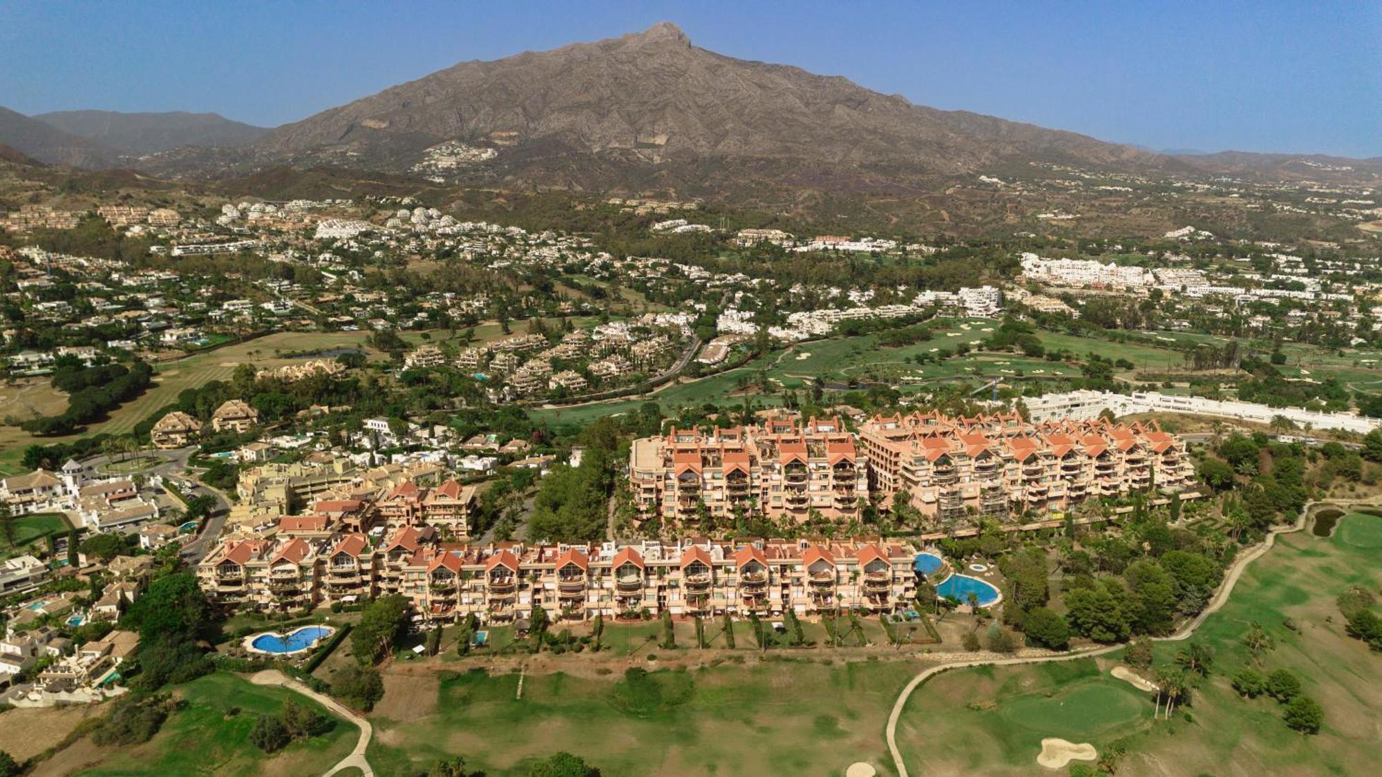 4 Bedroom With Jacuzzi And Terrace With Panoramic Sea Views, In Nueva Andalucia, Appartement