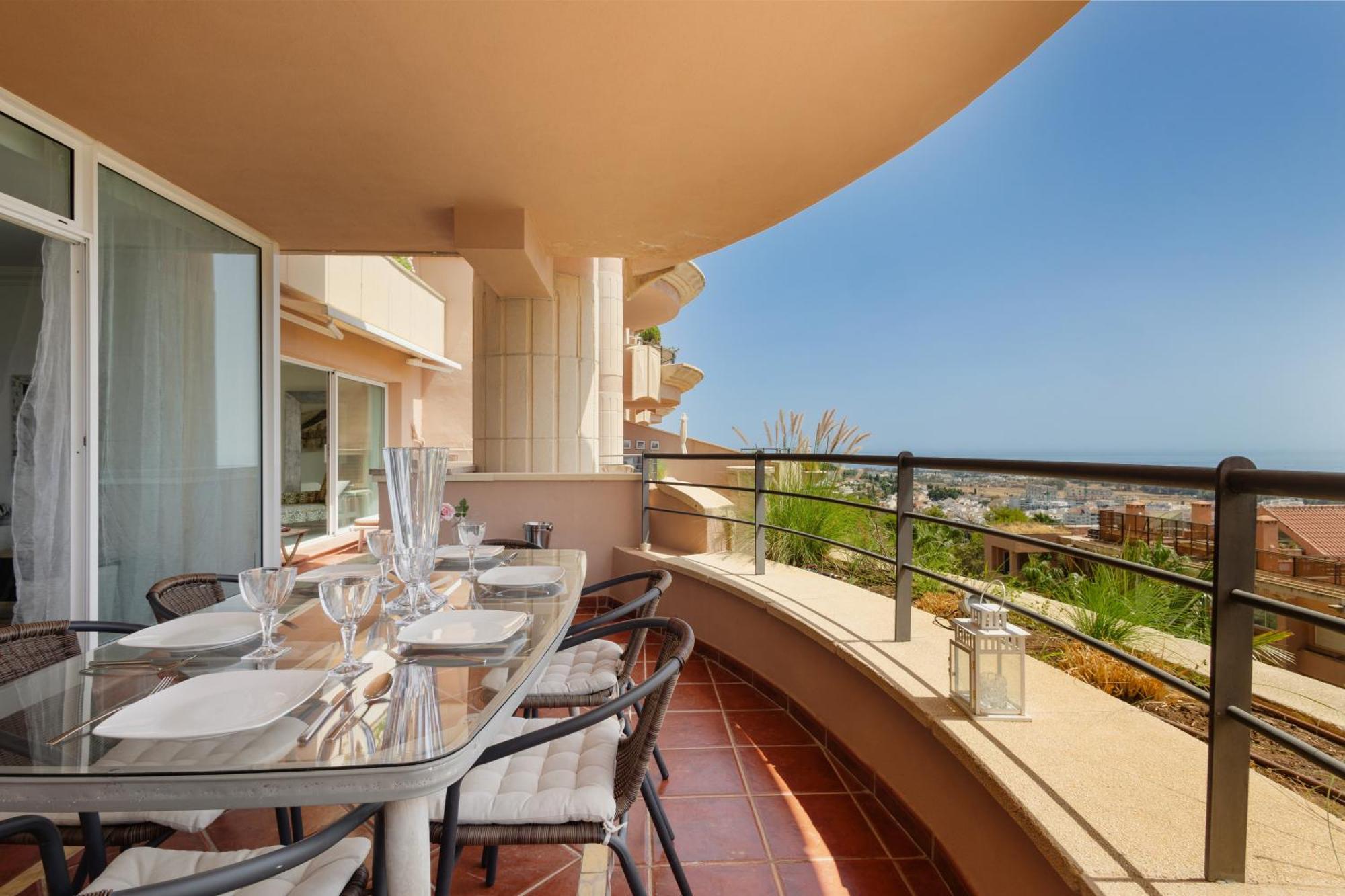 4 Bedroom With Jacuzzi And Terrace With Panoramic Sea Views, In Nueva Andalucia, Appartement *