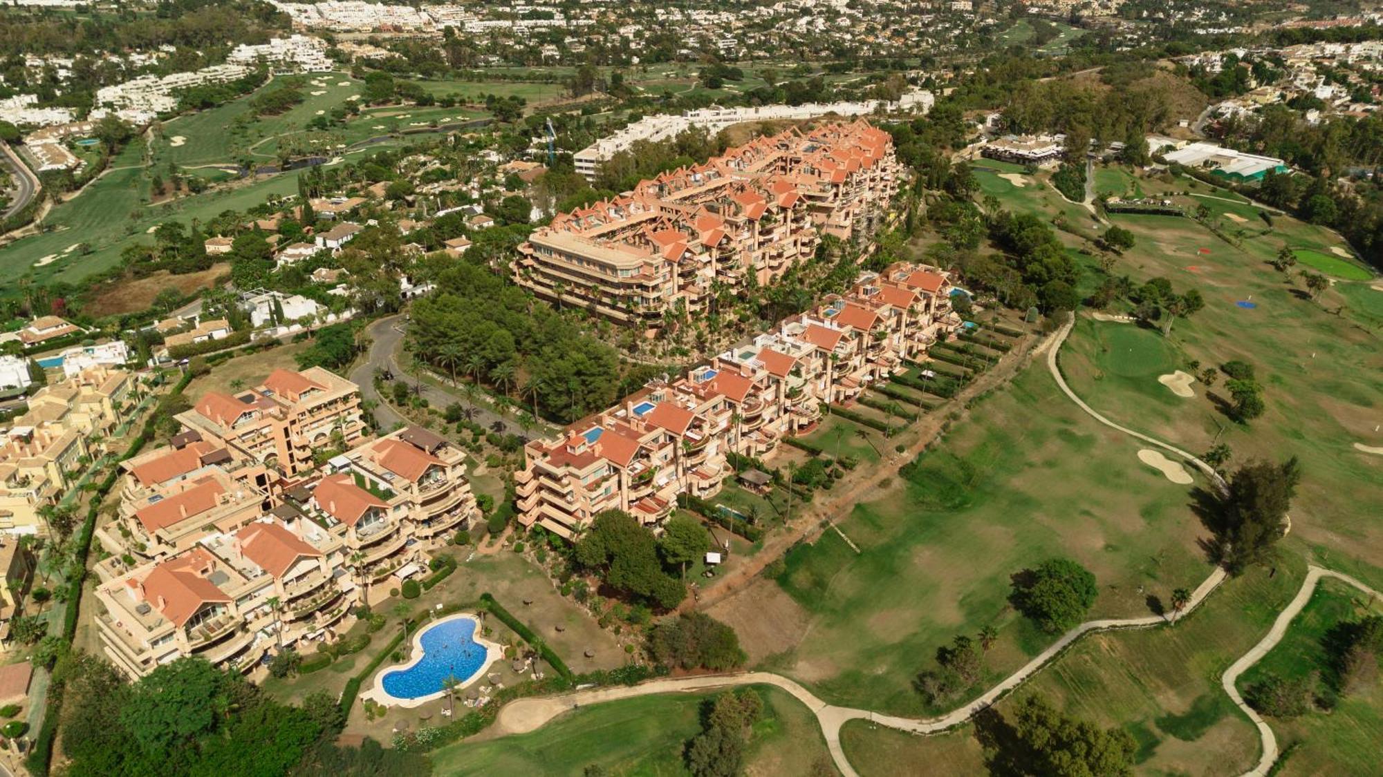 4 Bedroom With Jacuzzi And Terrace With Panoramic Sea Views, In Nueva Andalucia, Appartement