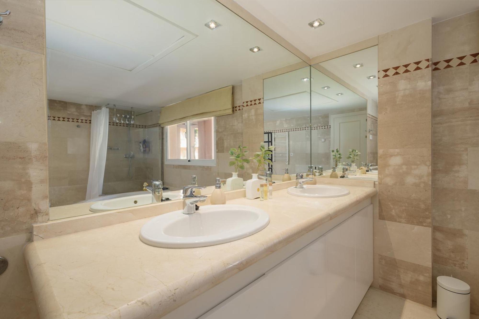 Appartement 4 Bedroom With Jacuzzi And Terrace With Panoramic Sea Views, In Nueva Andalucia, *