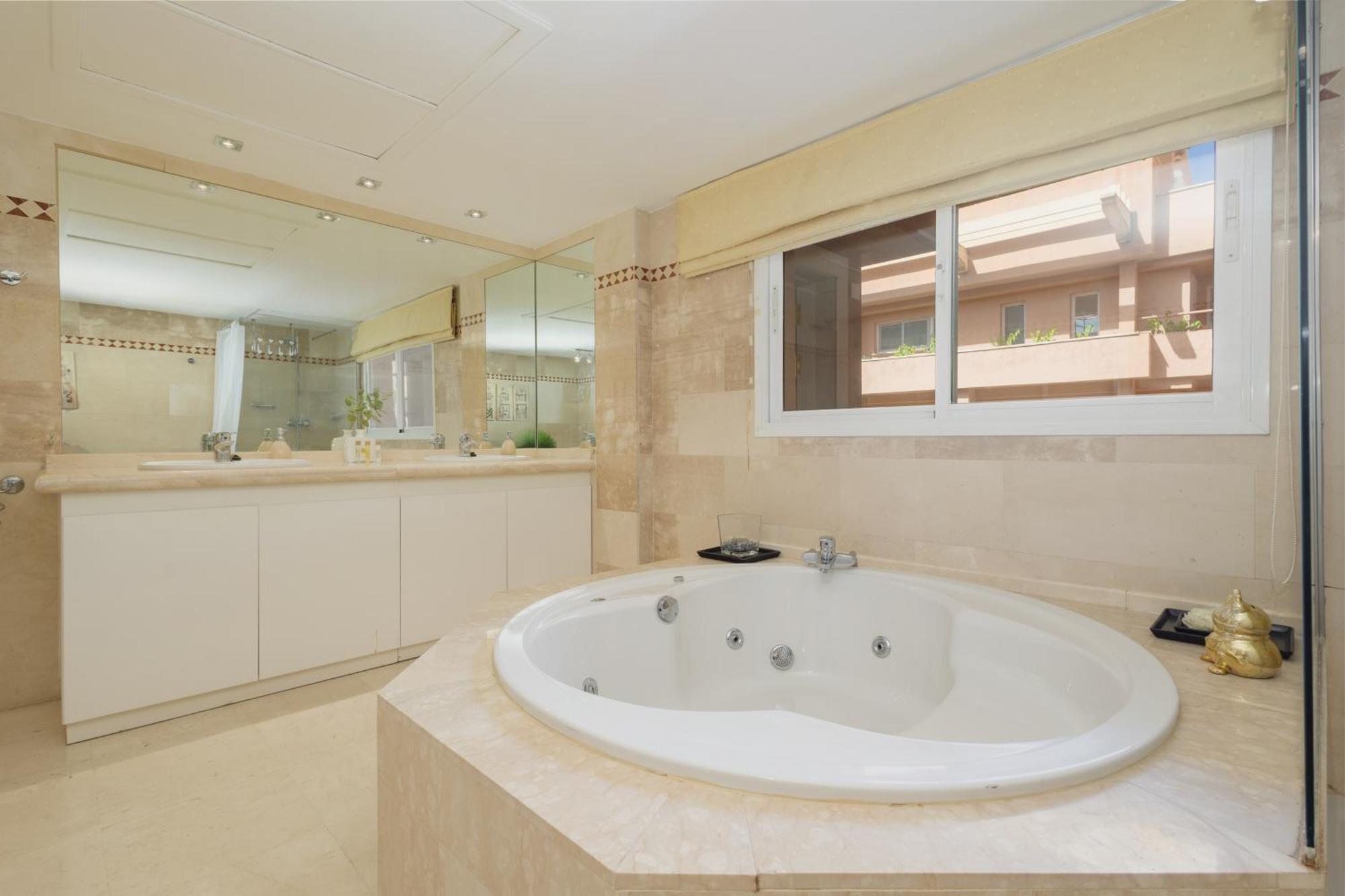 4 Bedroom With Jacuzzi And Terrace With Panoramic Sea Views, In Nueva Andalucia, Appartement Marbella