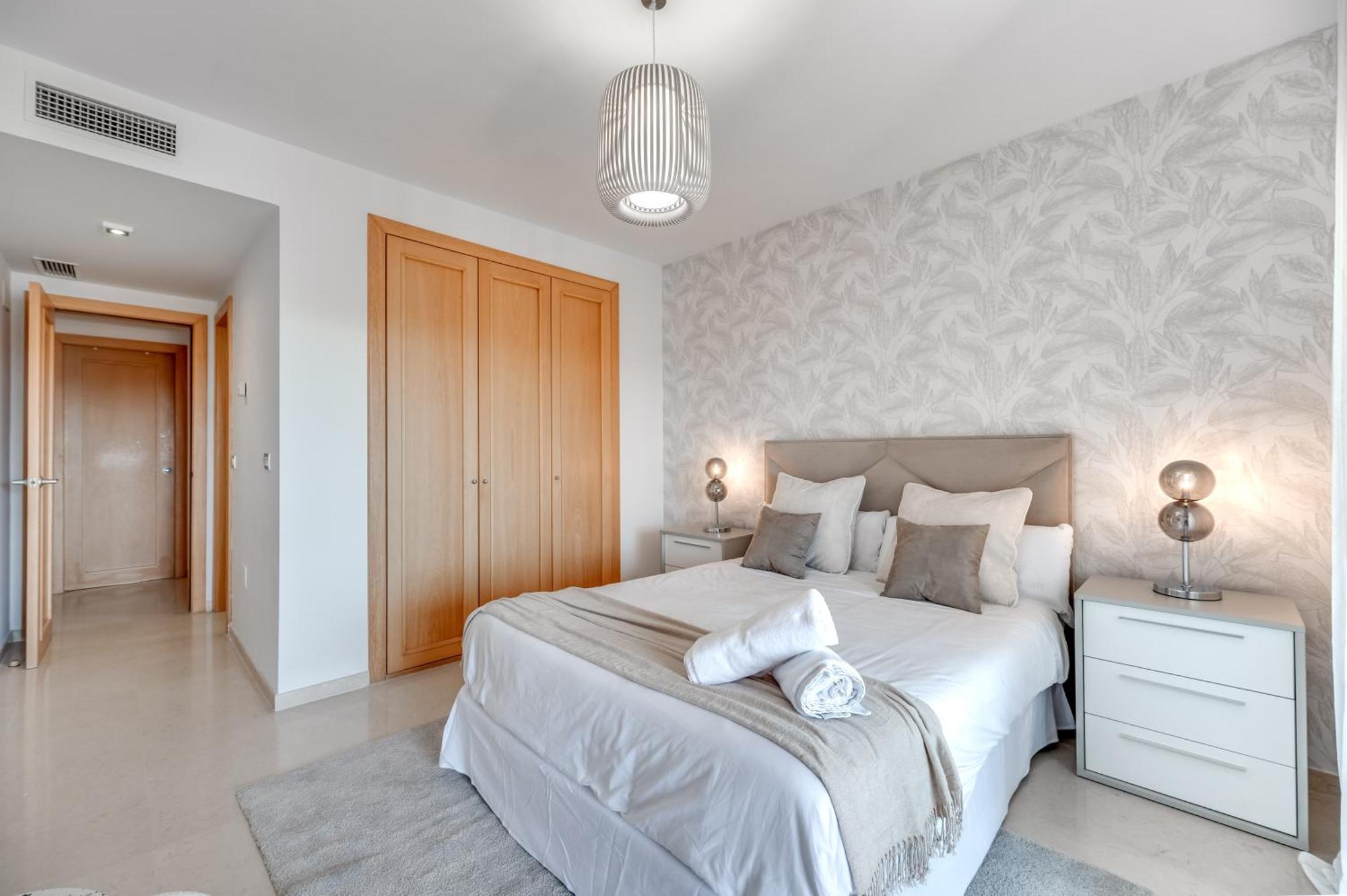 Apartment Vacation I The Sunrise Golden Mile Flat, Next To Convention Center, Recently Refurbished, Prime Location, 300m To The Marbella