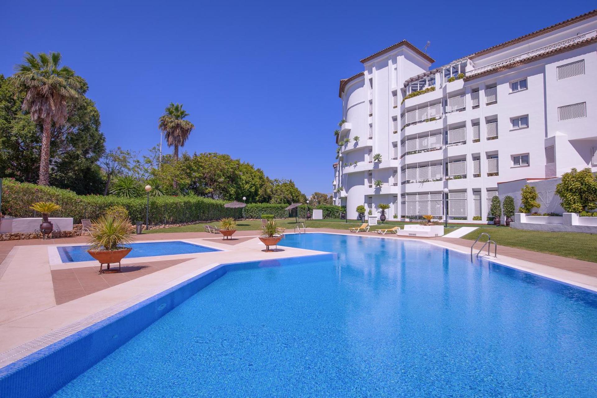 Moderno Y Luminoso En Gaviotas- Puerto Banús Marbella
