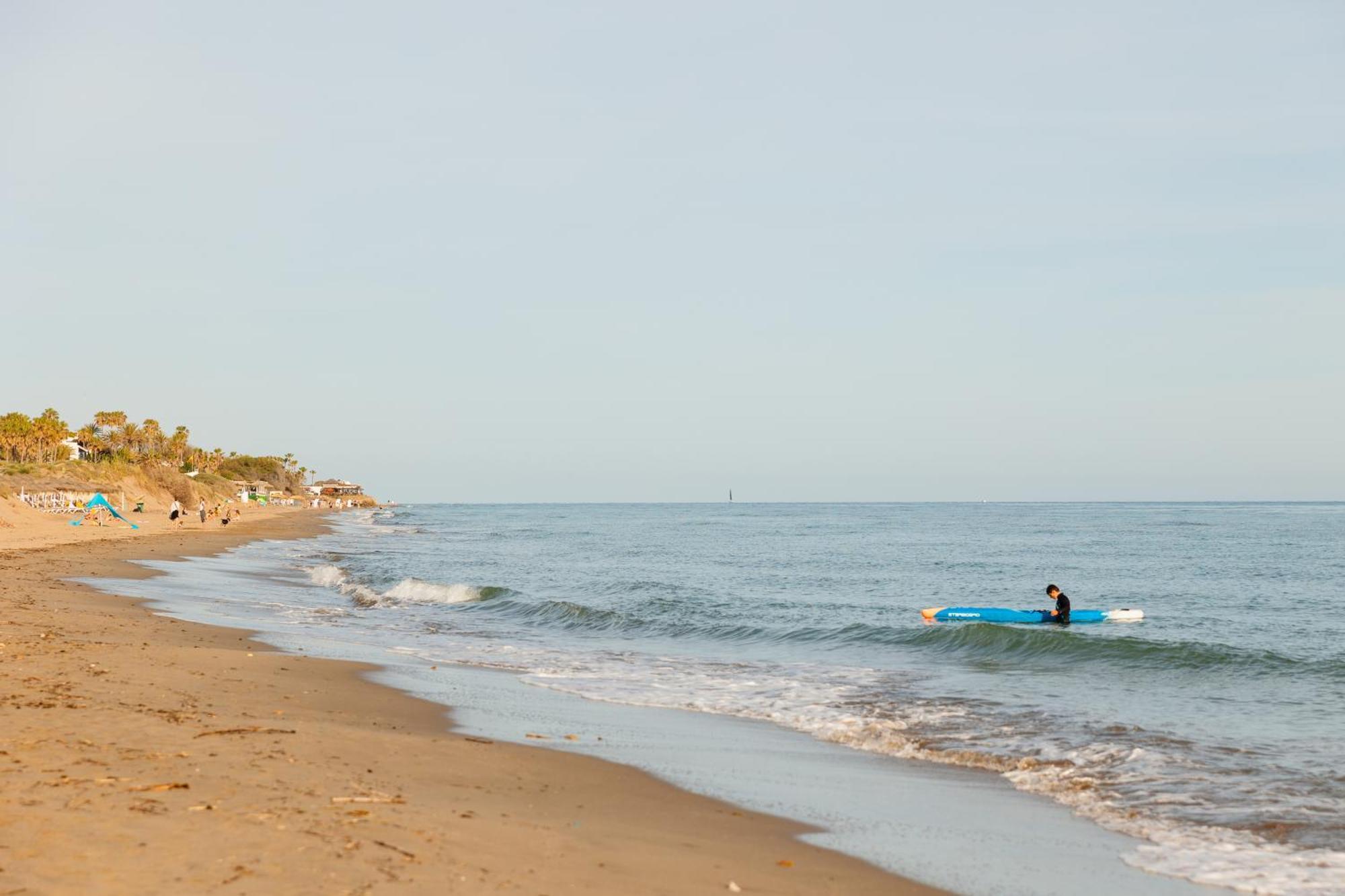 With Direct Beach Access, In Hacienda Playa, Elviria Appartement