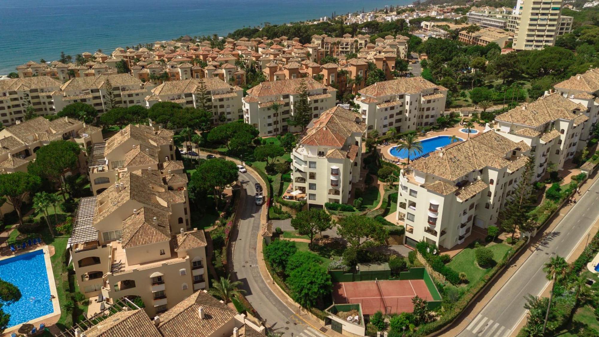 With Direct Beach Access, In Hacienda Playa, Elviria Appartement