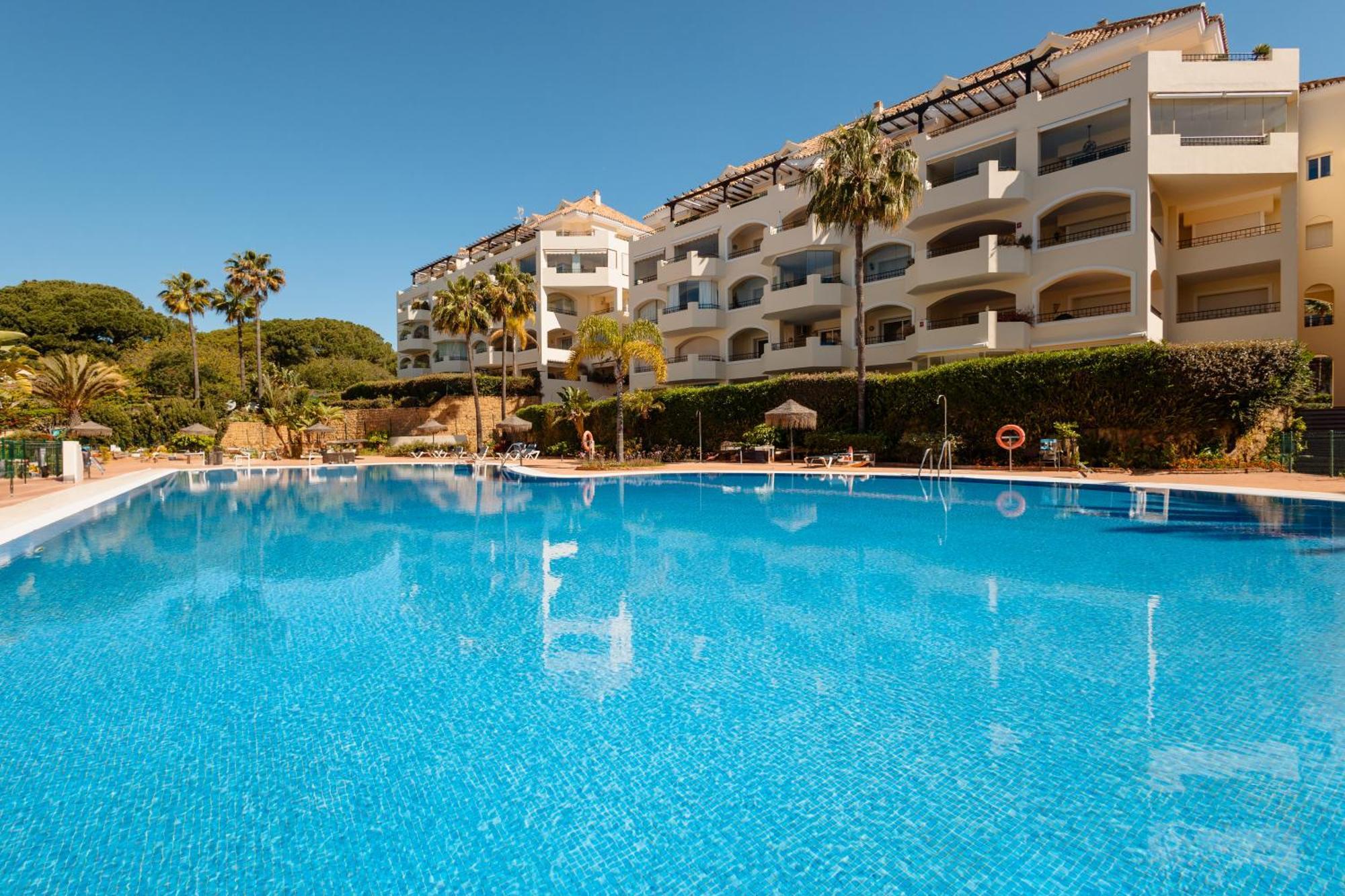 With Direct Beach Access, In Hacienda Playa, Elviria Appartement Marbella