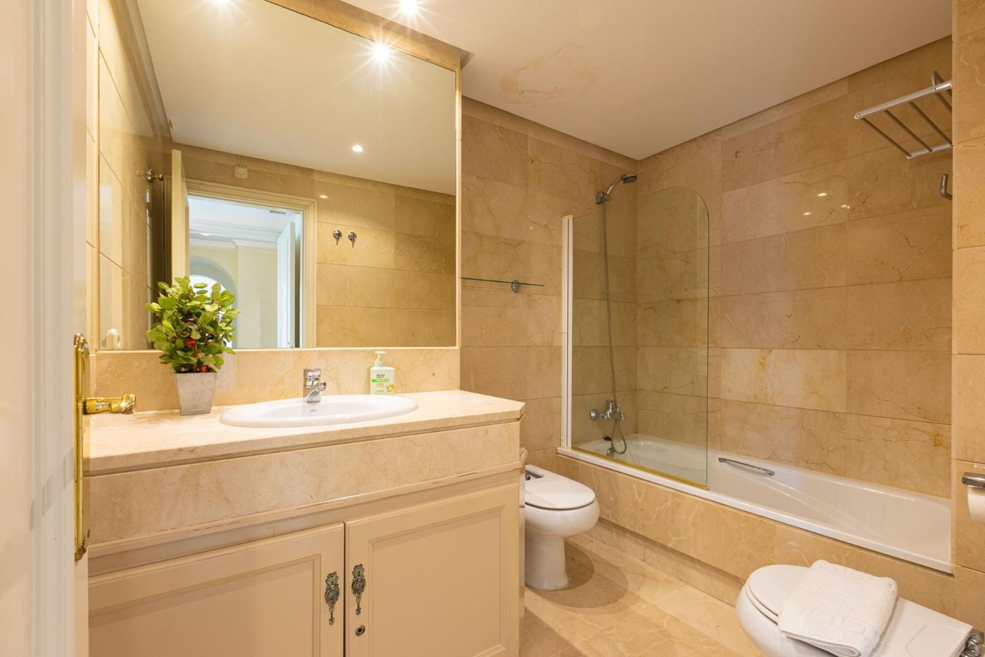 Apartment Puerto Banus, Marina Banus, 2br, 2bth, Pool, Parking, Marbella, 1j Marbella