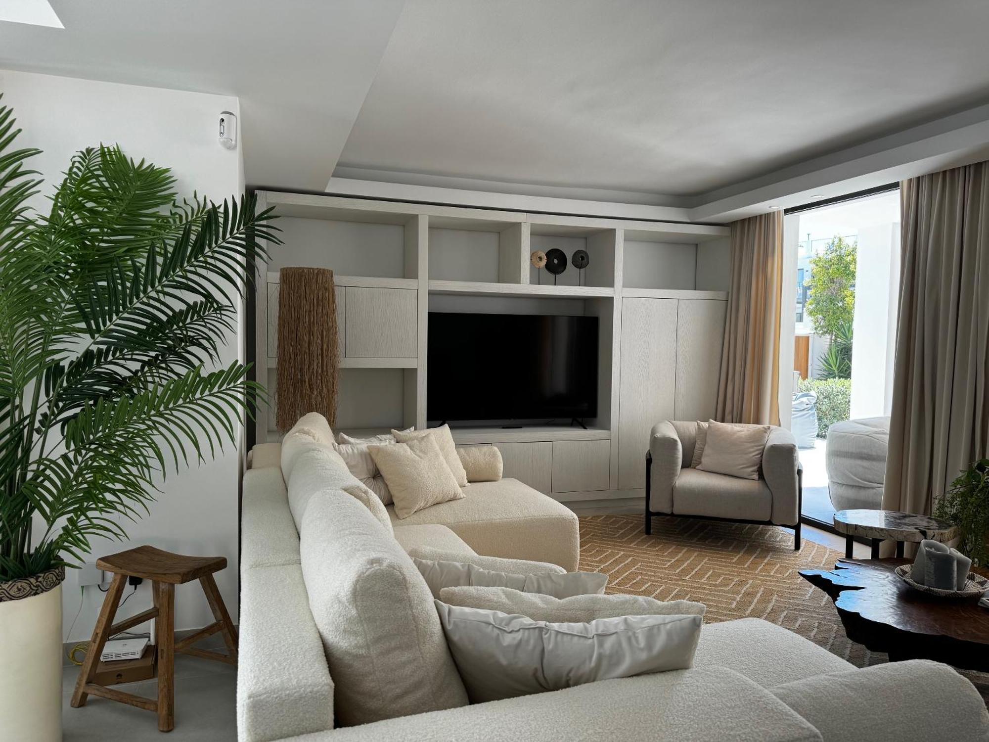 Villa Family Bliss In Marbella- Brand-new 4 Bedroom With Garden, Private Pool & Jacuzzi, Marbesa 500 M To The Beautiful Cabopino